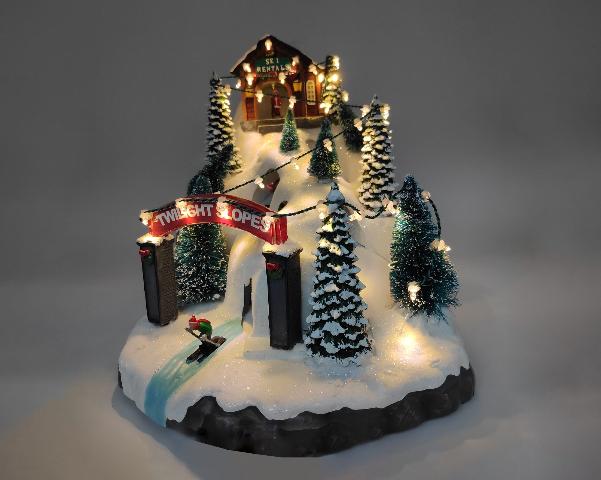 Villaggio natalizio innevato in movimento con sciatori