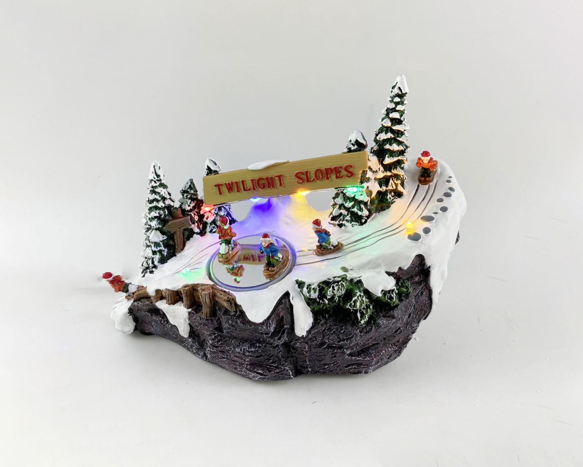 Villaggio natalizio innevato in movimento con sciatori