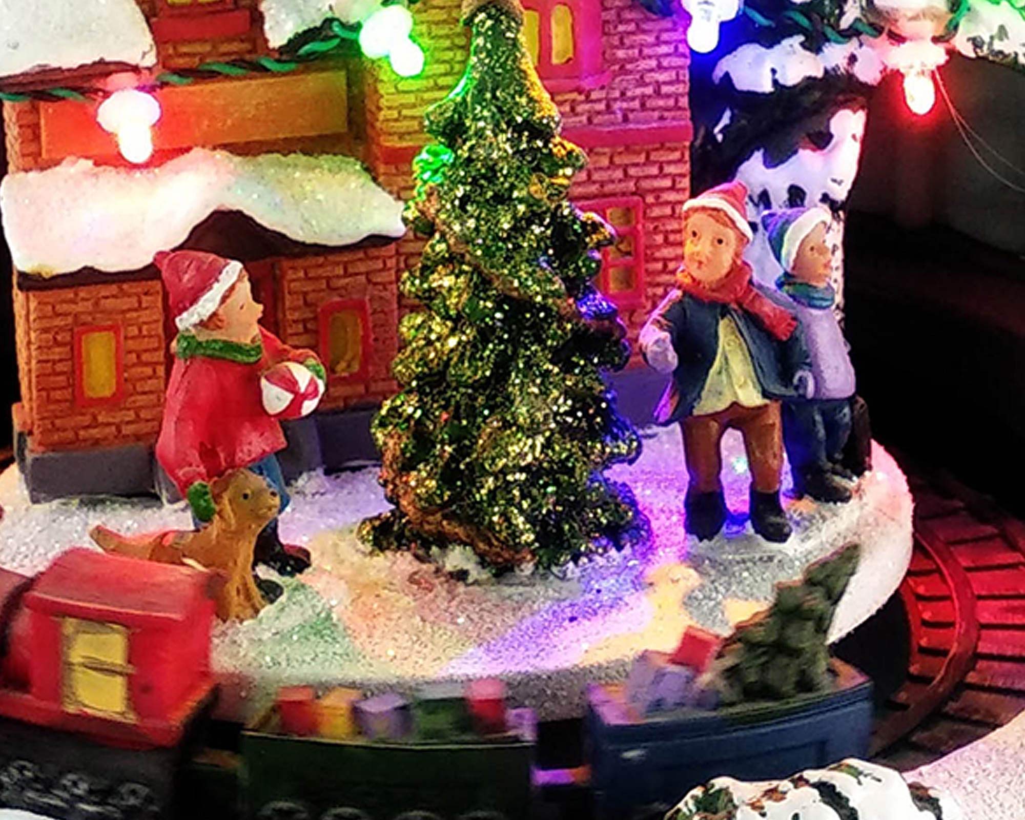 Villaggio nordico con Babbo natale, treno musica e led - immagine 2