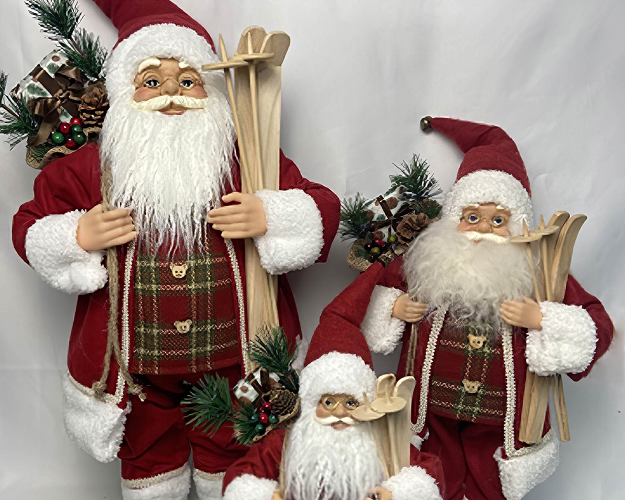 Decorazione Natalizia Babbo natale con vestiti scozzesi e sci - immagine 2