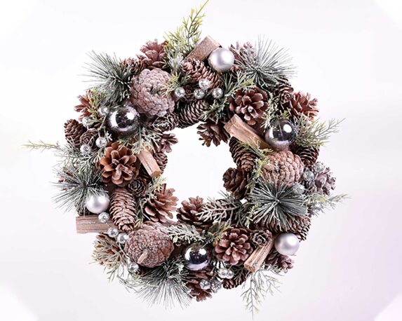 Ghirlanda natalizia con pigne, sfere e foglie di pino