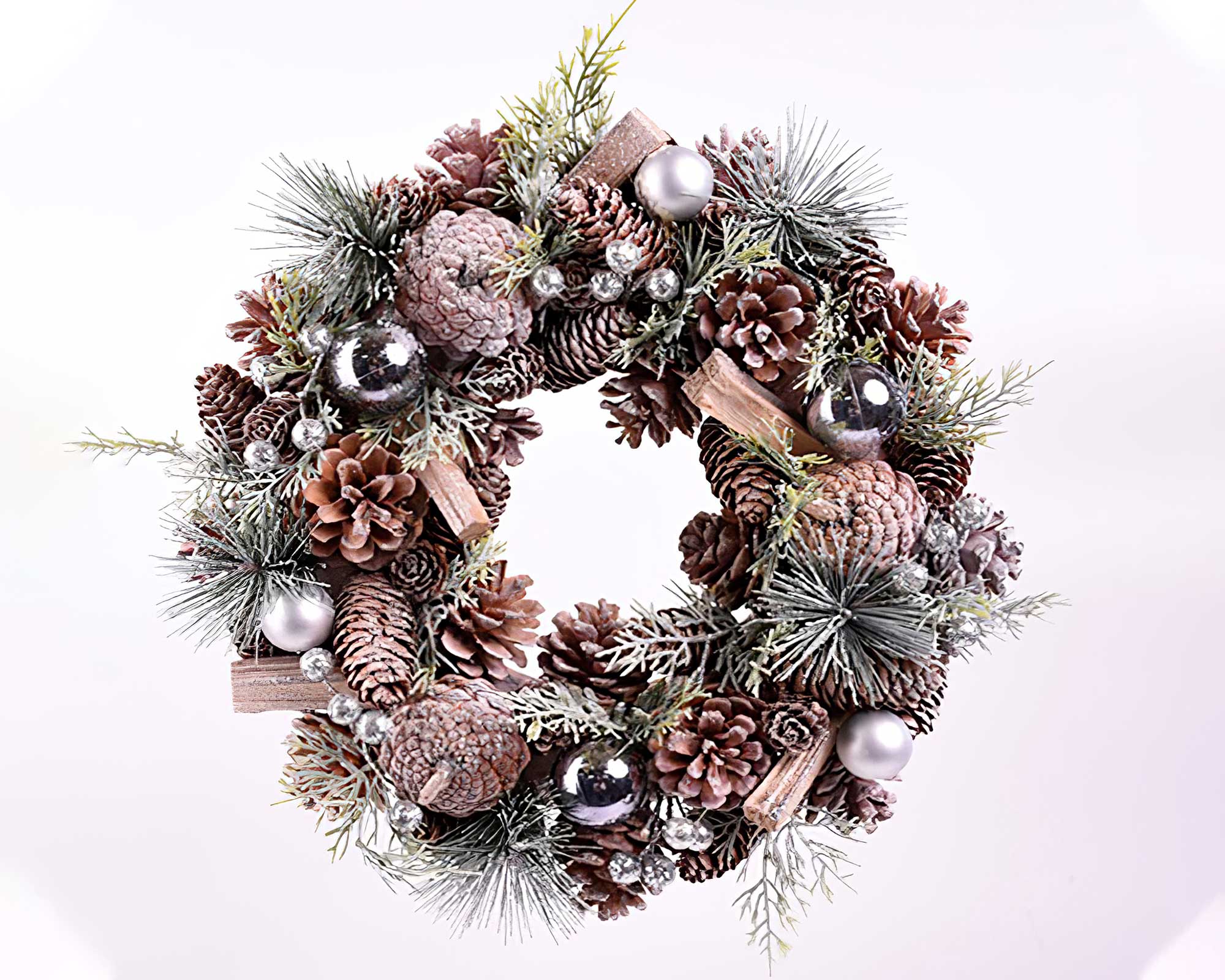 Ghirlanda natalizia con pigne, sfere e foglie di pino