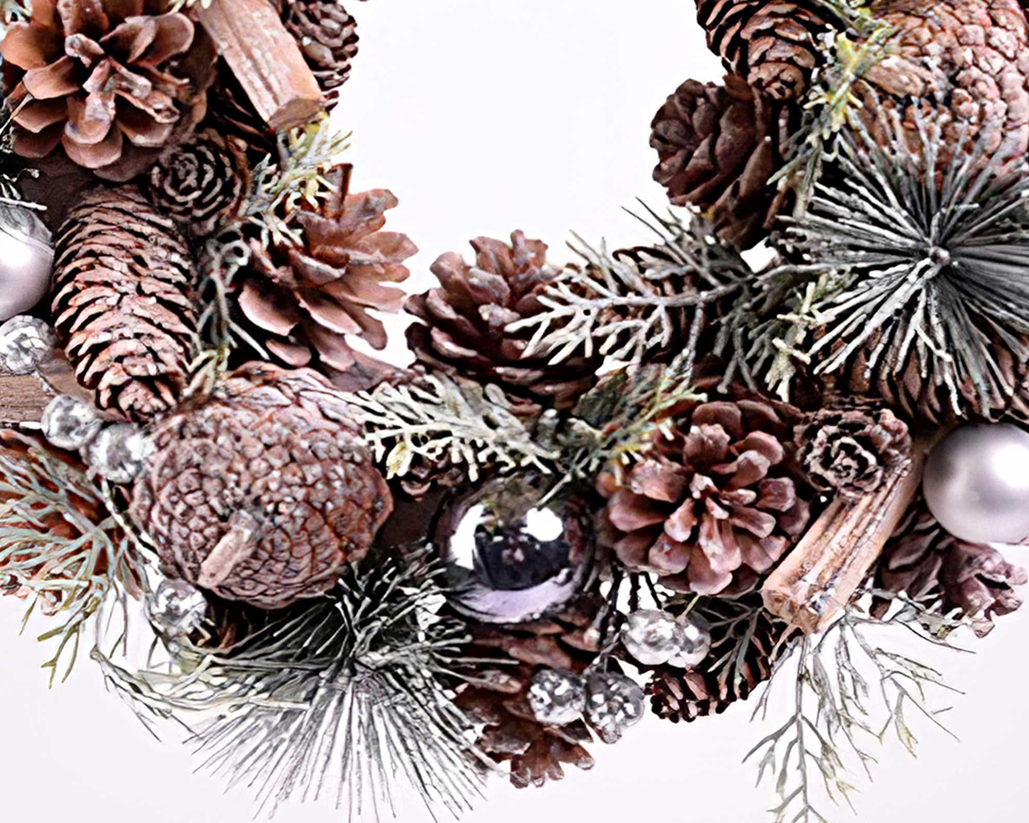 Ghirlanda natalizia con pigne, sfere e foglie di pino - immagine 2