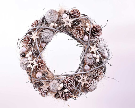 Ghirlanda natalizia con stelle, pigne, sfere e foglie di pino