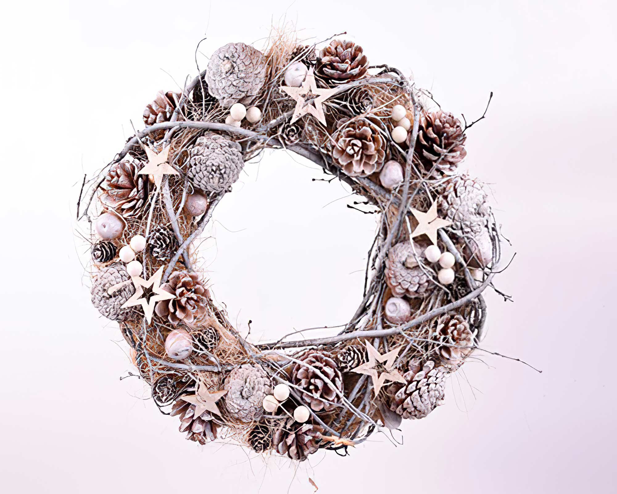 Ghirlanda natalizia con stelle, pigne, sfere e foglie di pino