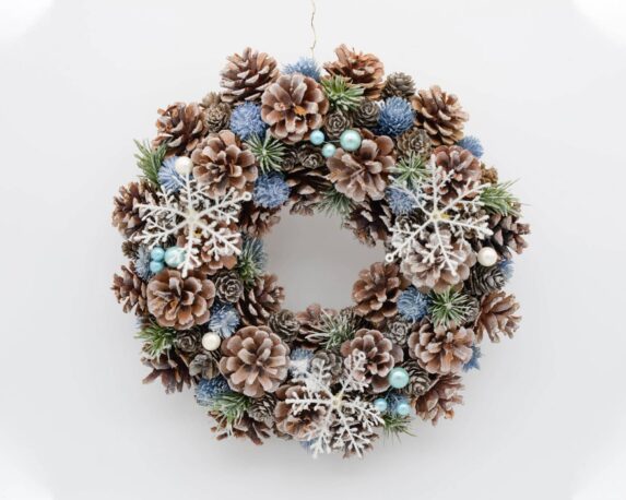 Ghirlanda natalizia con fiocchi di neve, pigne, sfere e foglie di pino