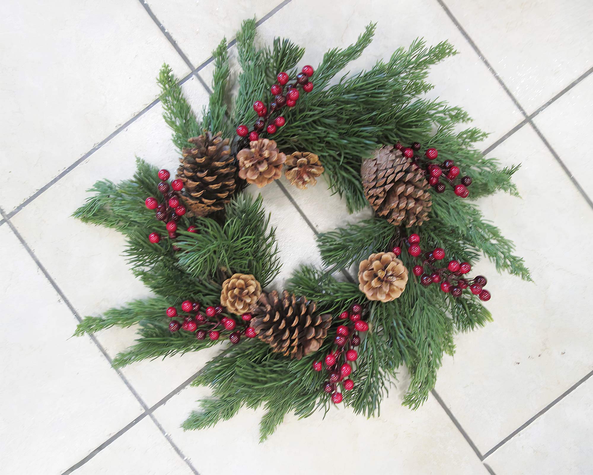 Ghirlanda natalizia in legno con foglie, pigne e bacche