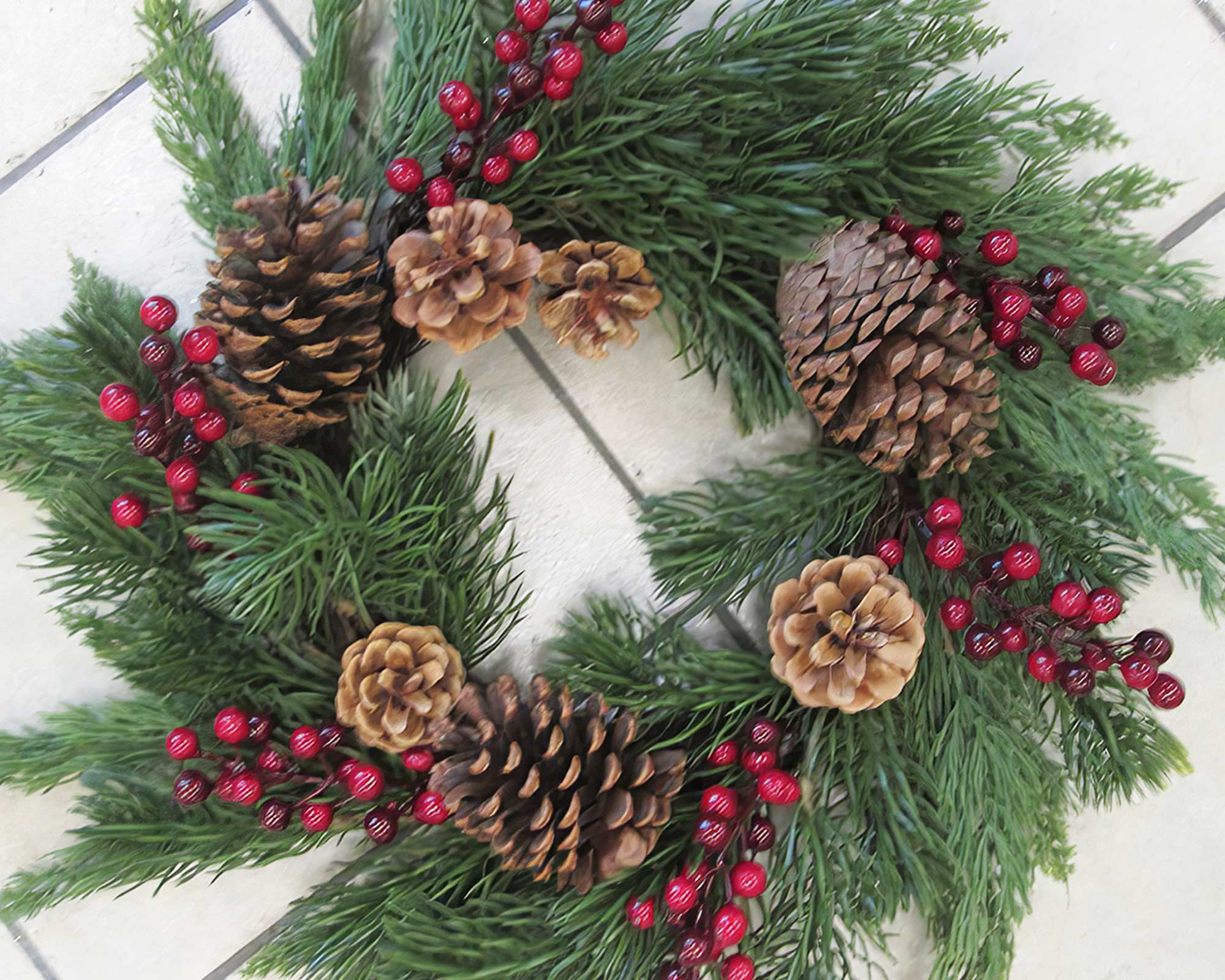 Ghirlanda natalizia in legno con foglie, pigne e bacche - immagine 2