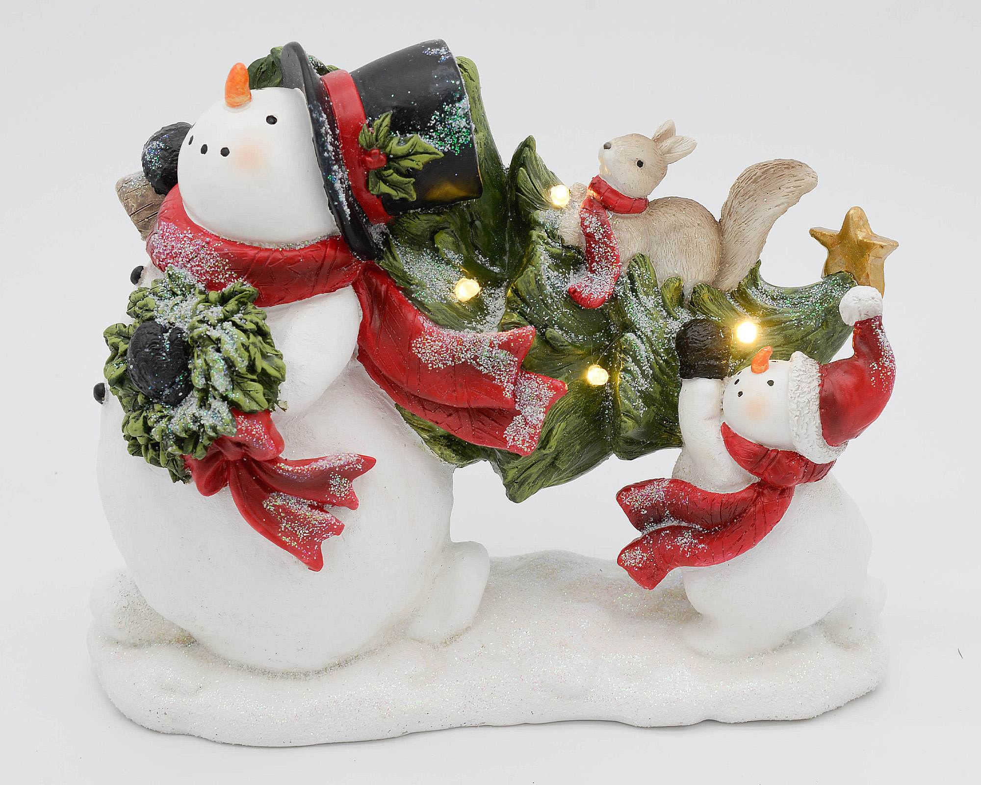 Decorazioni natalizie con due pupazzi di neve che tengono un albero di natale