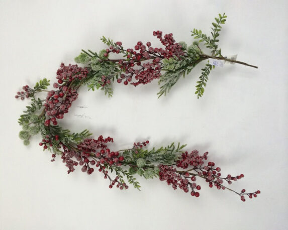 Ramo di ghirlanda innevato con bacche e foglie
