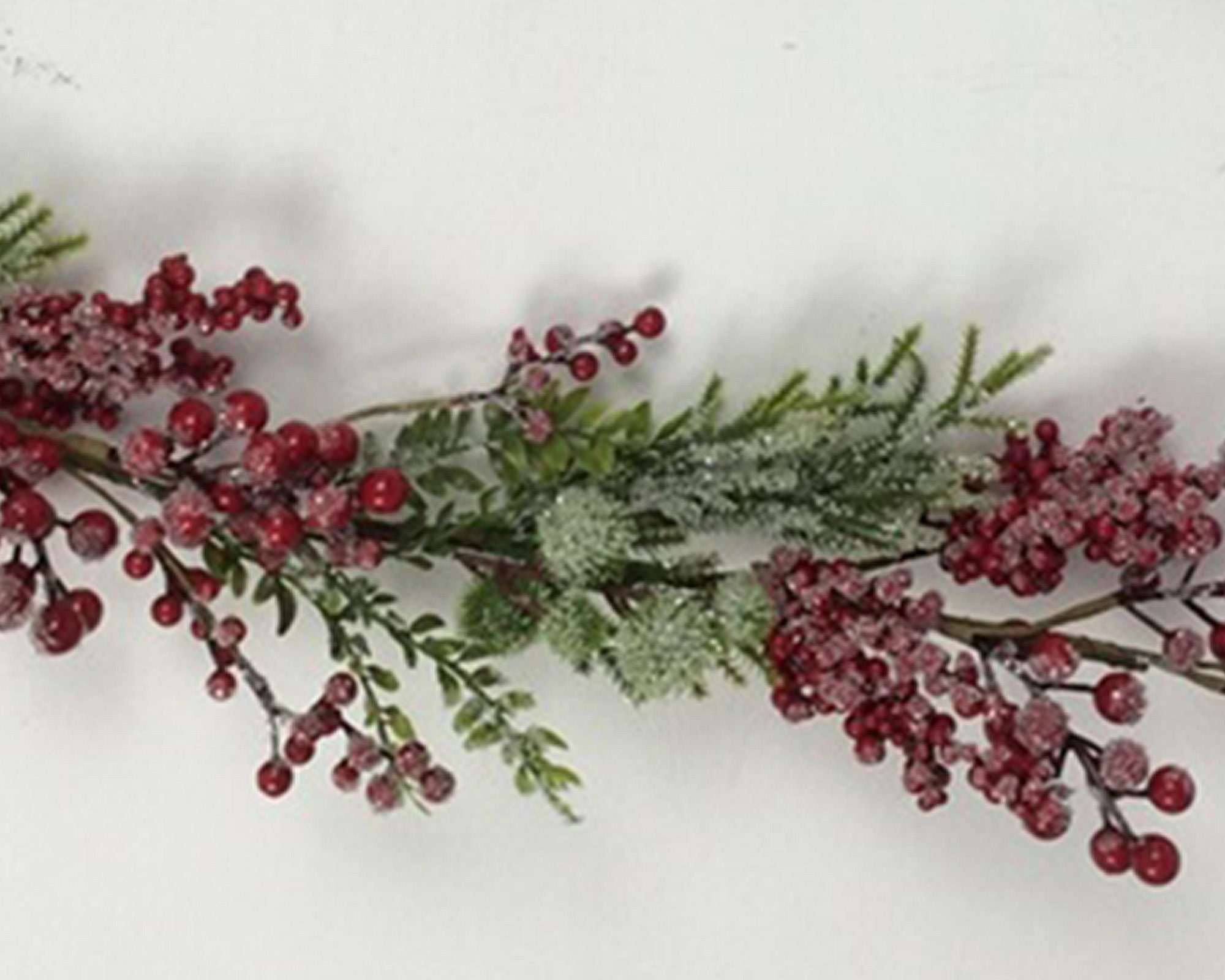 Ramo di ghirlanda innevato con bacche e foglie - immagine 2