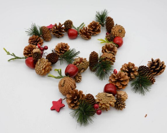 Ghirlanda di natale con bacche, mele e pigne