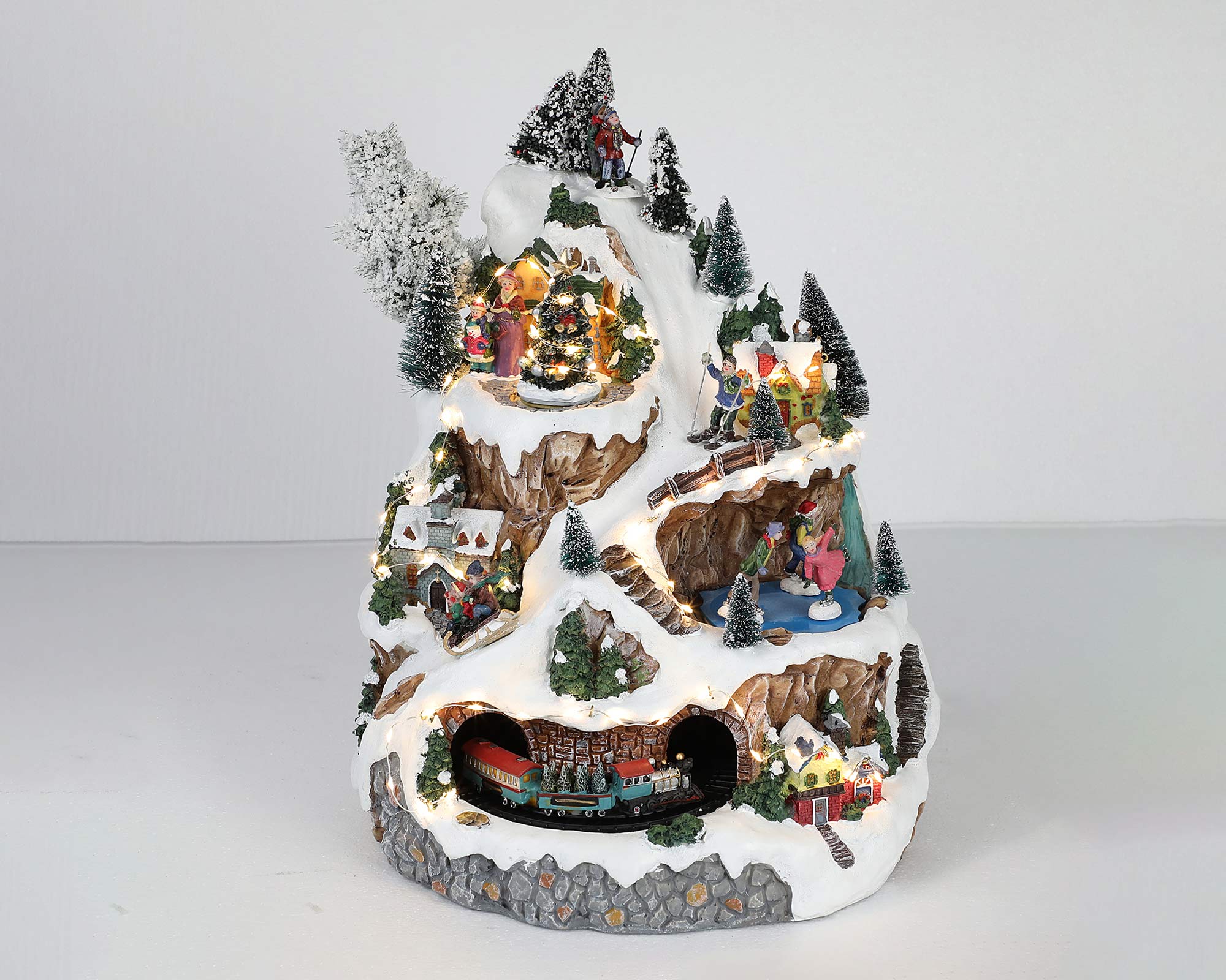 Villaggio natalizio innevato in movimento con sciatori e led