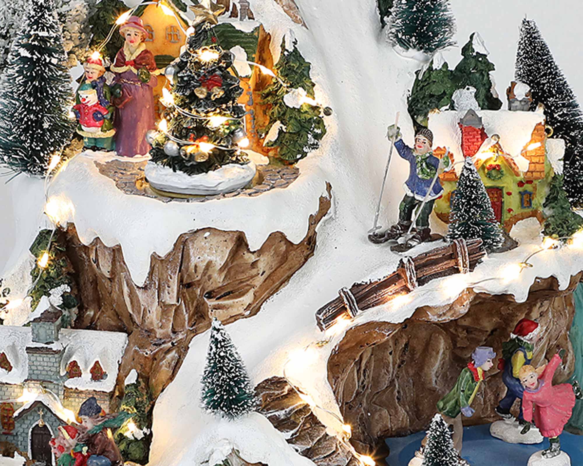 Villaggio natalizio innevato in movimento con sciatori e led - immagine 2