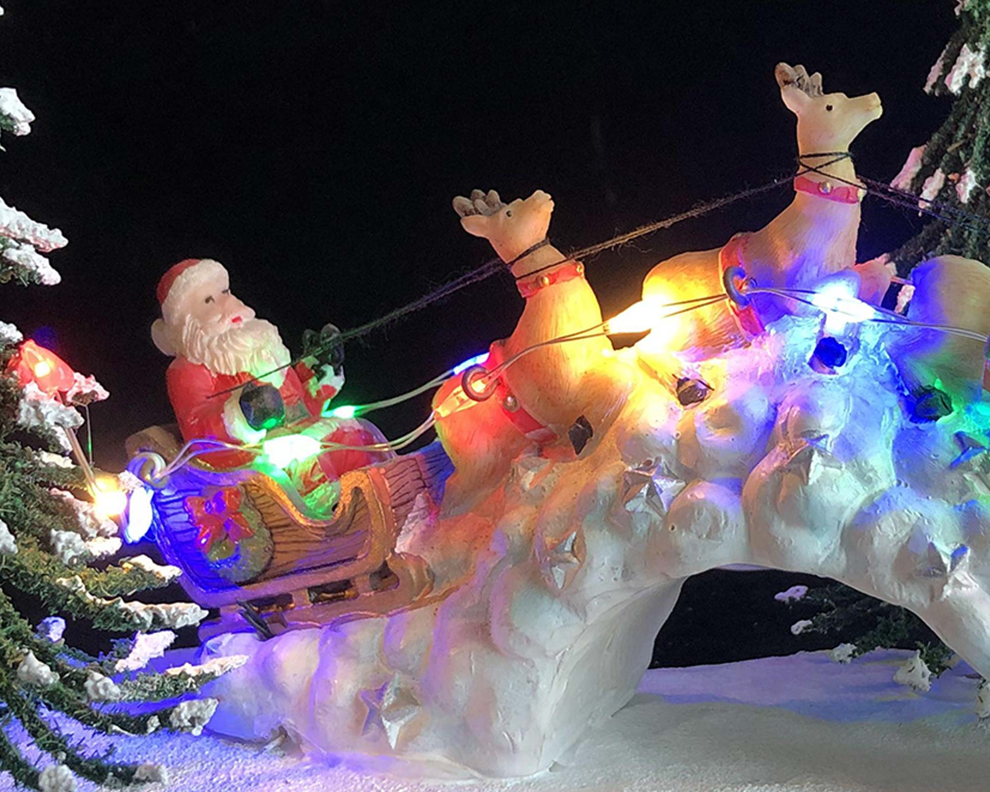 Decorazione natalizia Babbo natale sulla slitta con le sue renne con led - immagine 2
