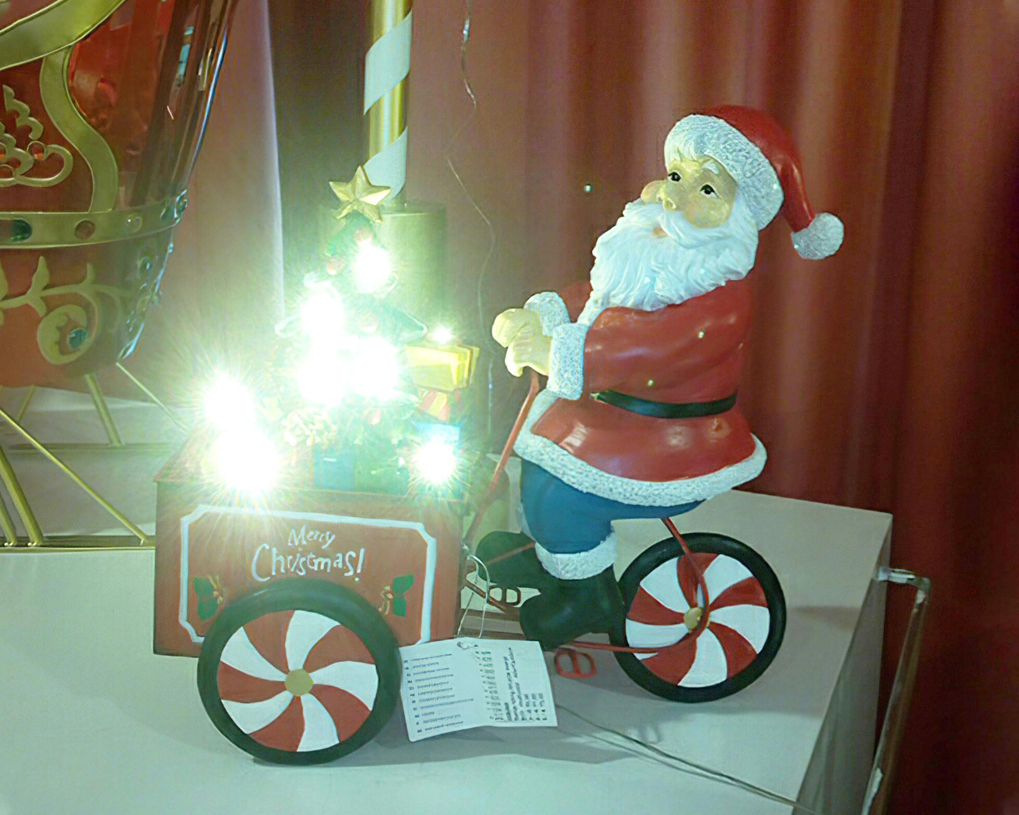 Decorazione natalizia a forma dei Babbo natale sul triciclo con led