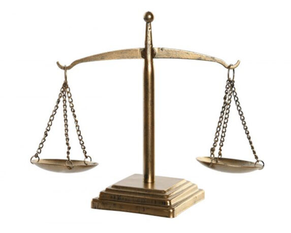 Decorazione da Tavolo Bilancia in Metallo Dorata – Item