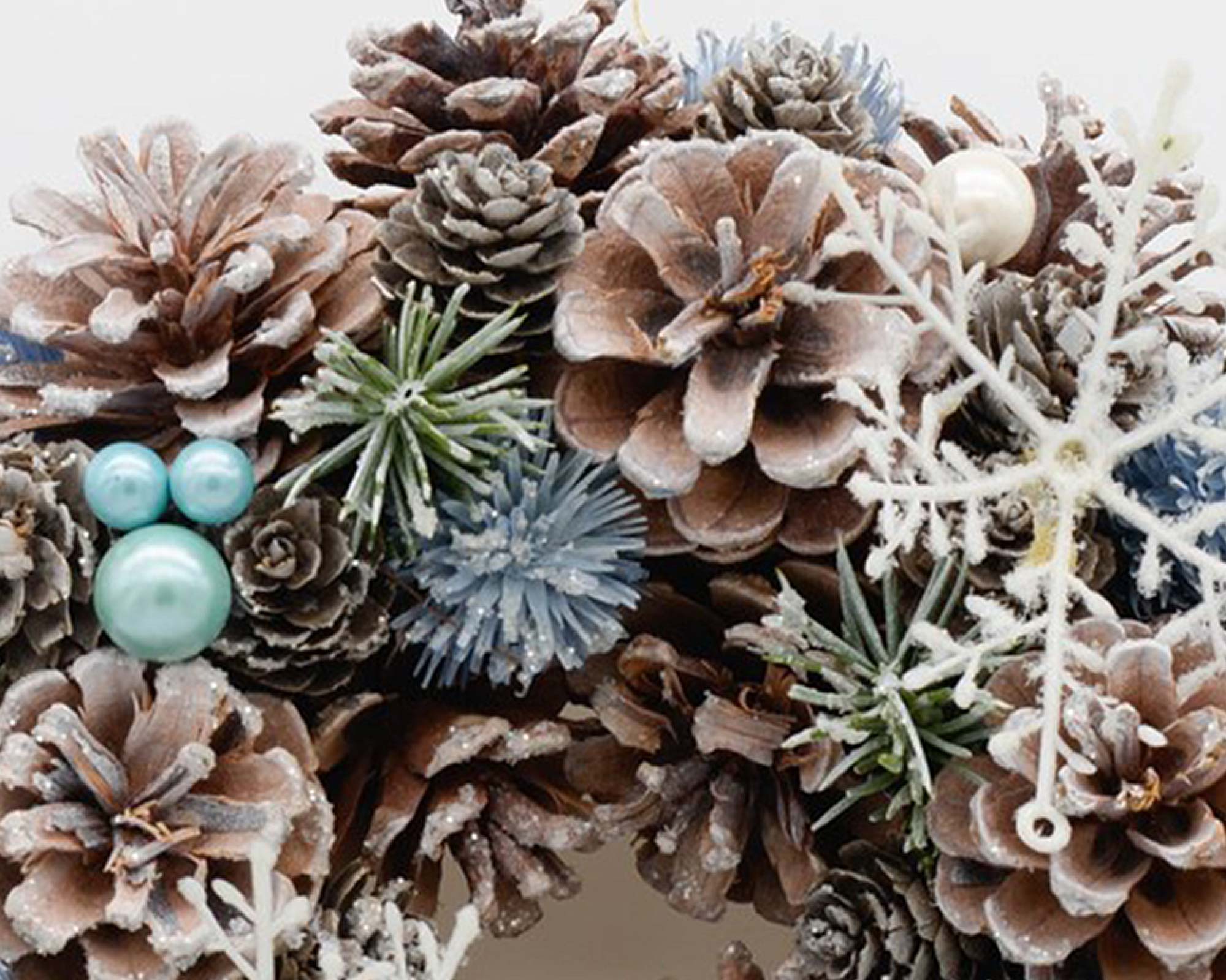 Ghirlanda Innevata Con Pigne, Bacche E Fiocchi Di Neve - immagine 2