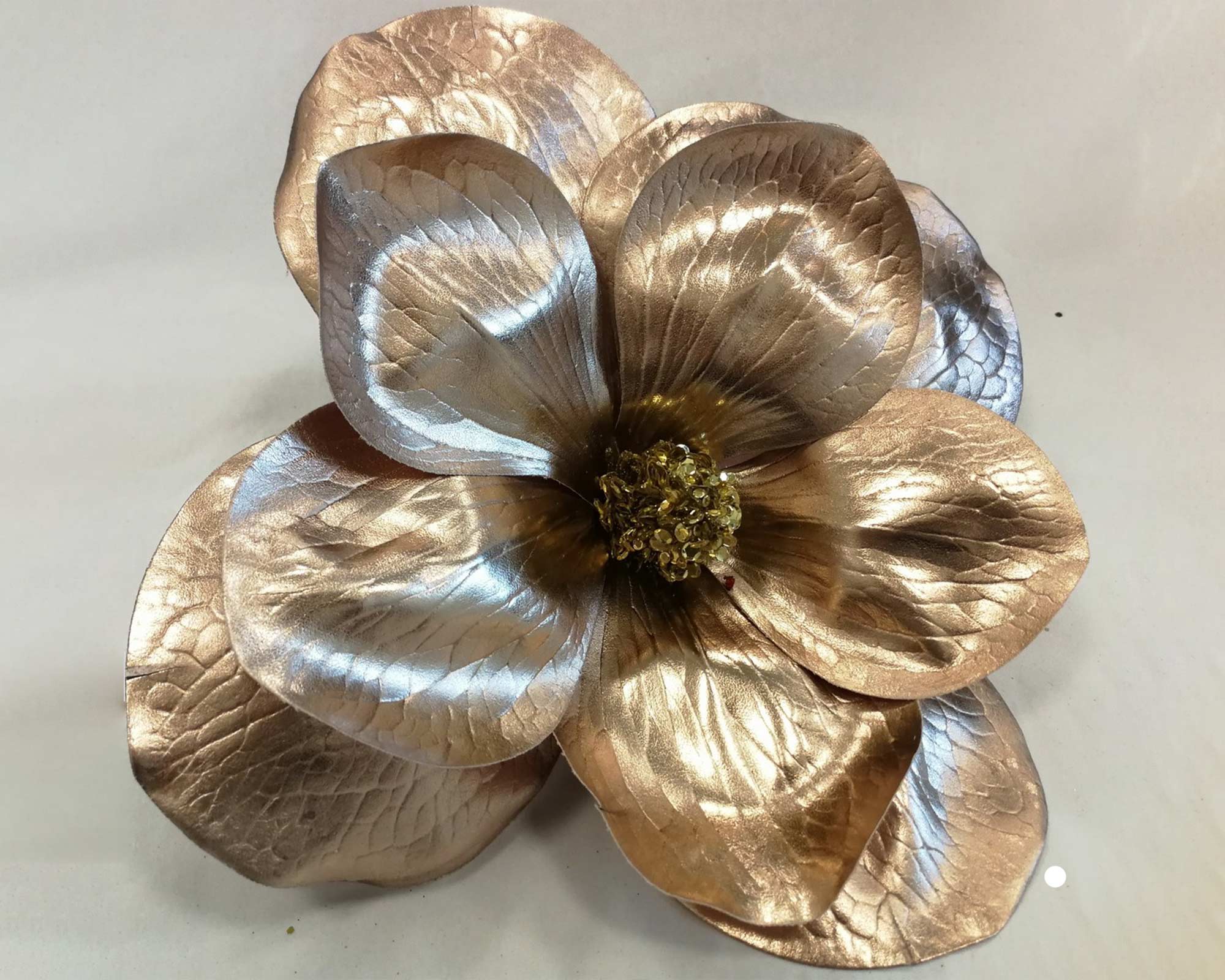 Fiori Di Magnolia In Metallo Ramata - immagine 2