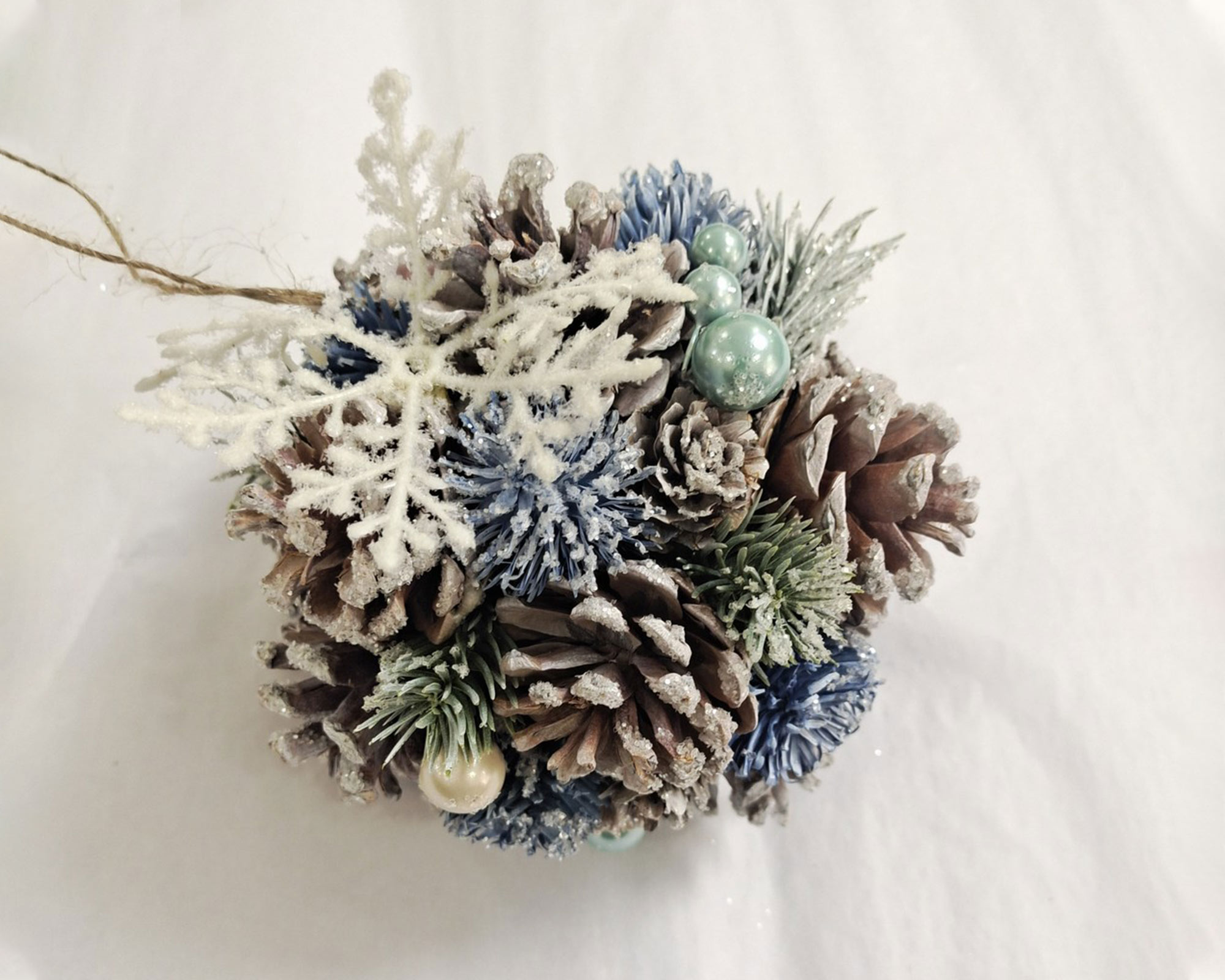 Decorazioni Natalizie Sfera Innevata Con Pigne, Sfere E Fiocchi Di neve