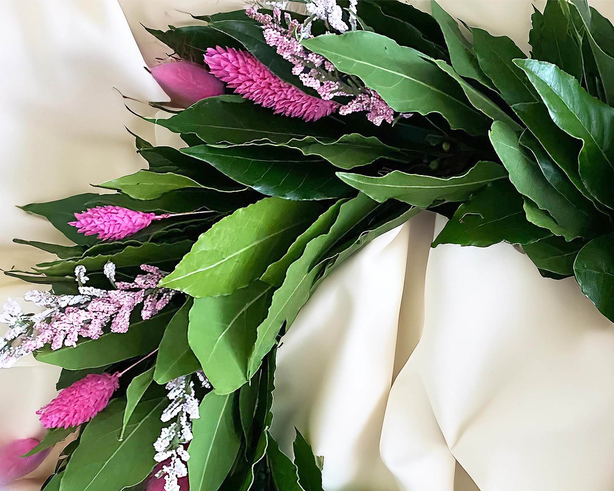 Corona di Alloro per Laurea con Erica, Mini Pampas Fucsia e Fiori - immagine 2