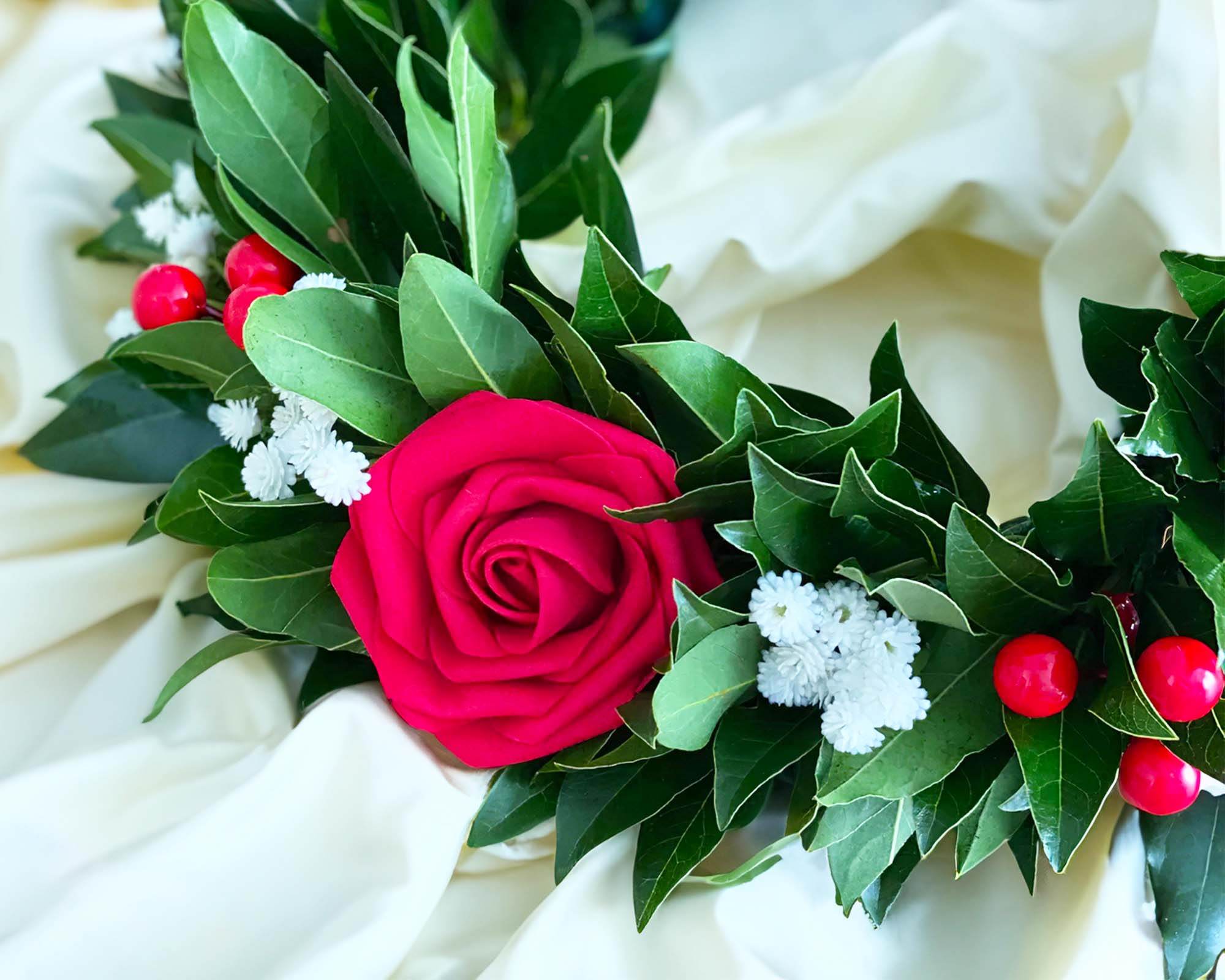 Corona di Alloro per Laurea con Bacche, Rose Rosse e Gipsofila - immagine 2
