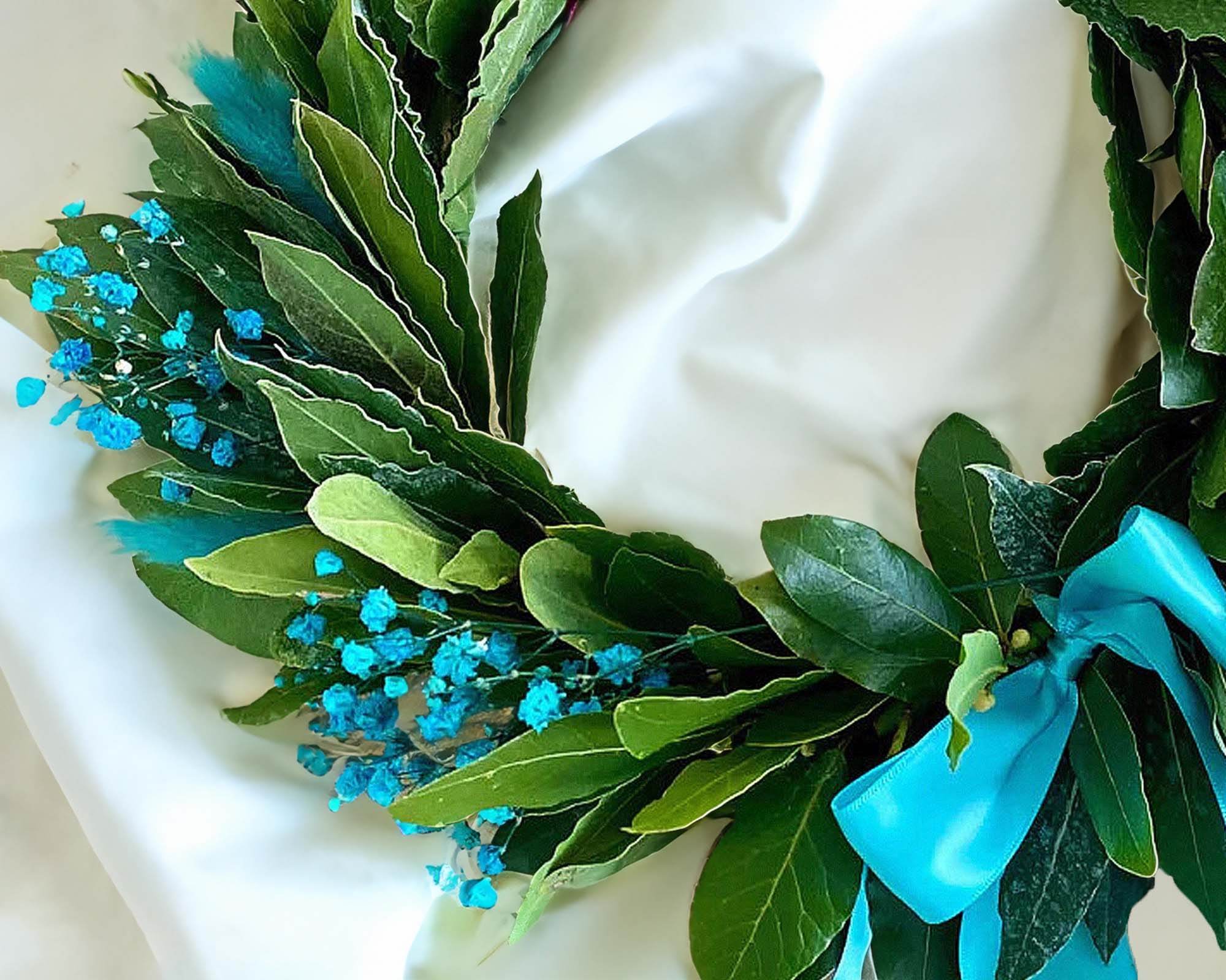 Corona di Alloro per Laurea con Gipsofila Azzurre e Mini Pampas Azzurri - Summer Edition - immagine 2