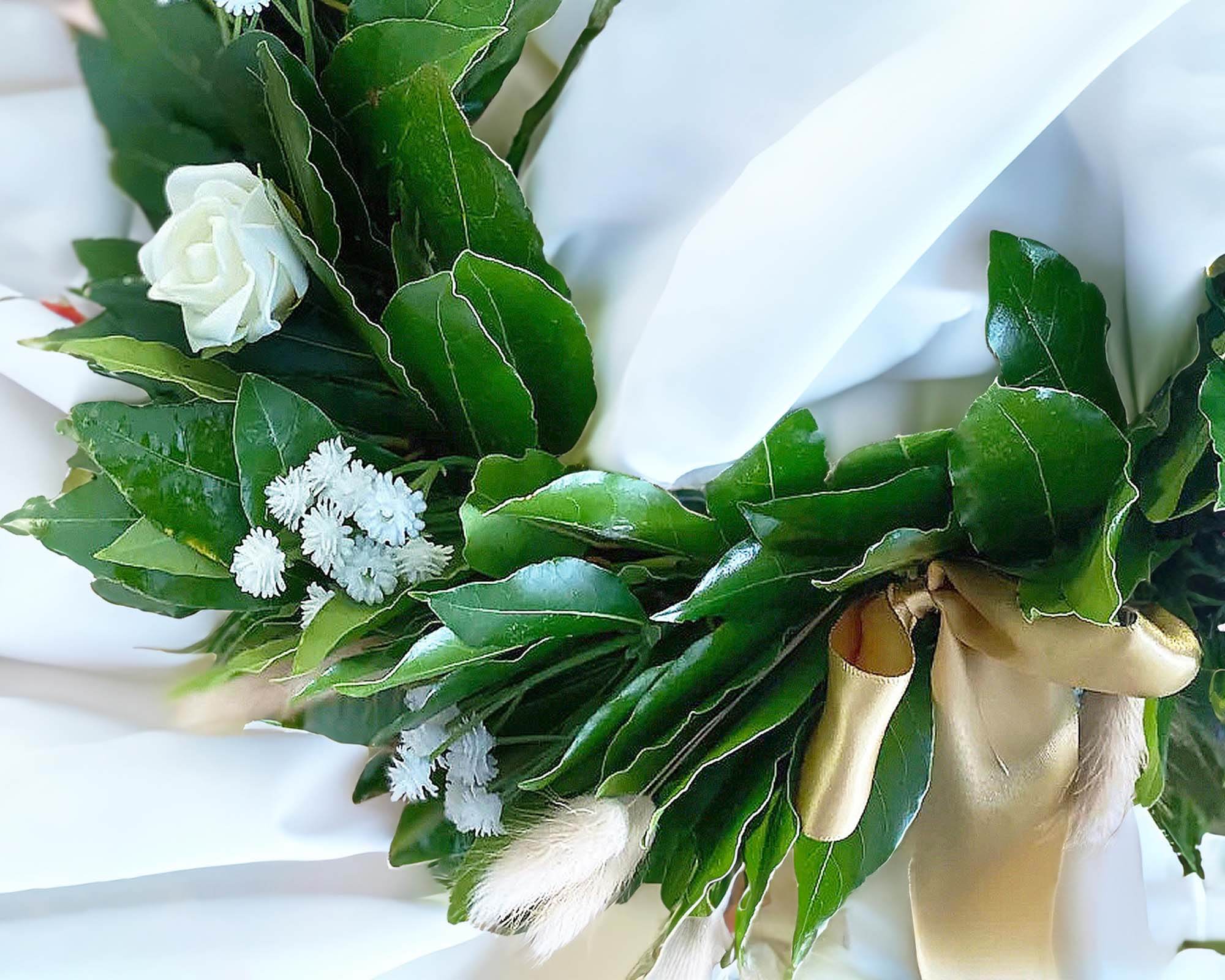 Corona di Alloro per Laurea con Mini Pampas Avorio, Roselline Bianche e Gipsofila - immagine 2