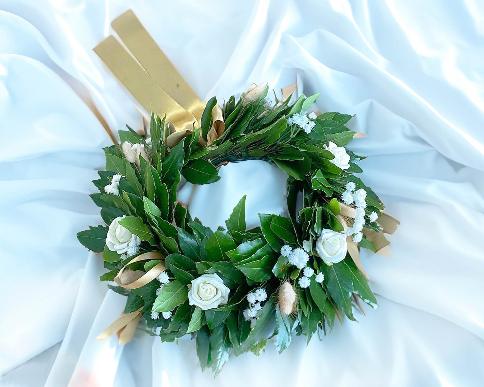 Corona di Alloro per Laurea con Mini Pampas Avorio, Roselline Bianche e Gipsofila
