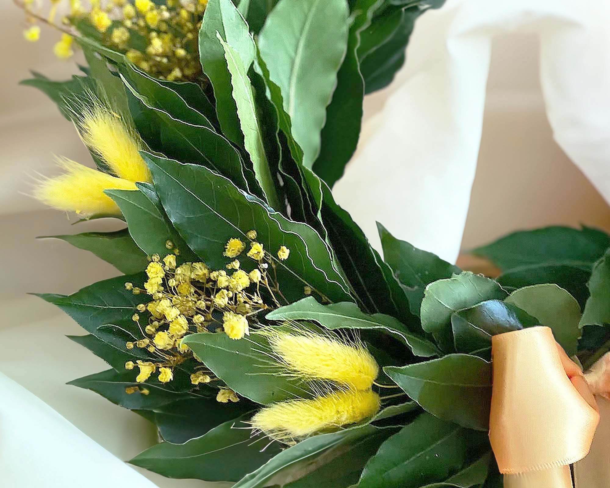 Corona di Alloro per Laurea con Pampas Gialli e Gipsofila Gialle - immagine 2