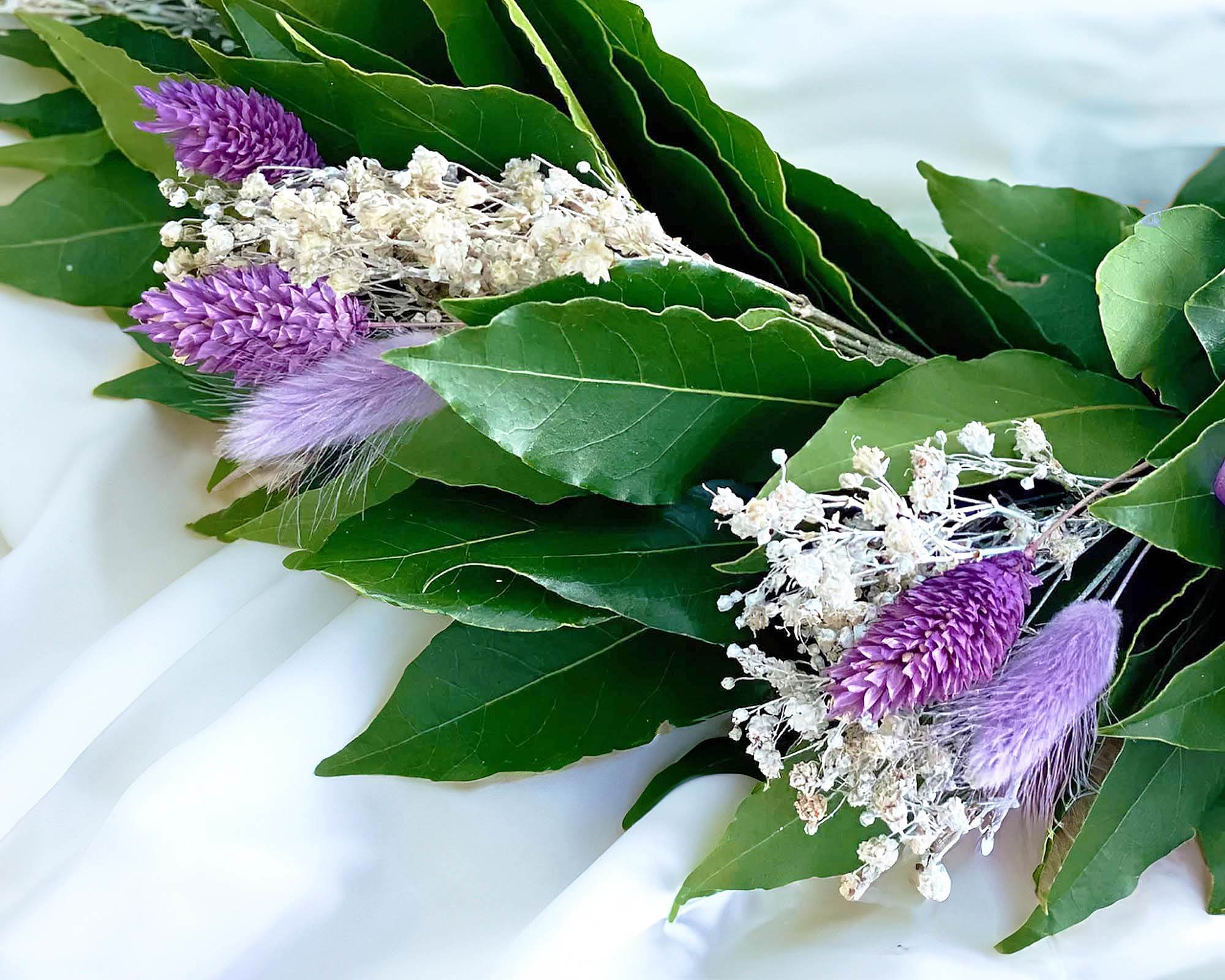 Corona di Alloro per Laurea con Mini Pampas Lilla e Fiori Viola e Bianchi - immagine 2