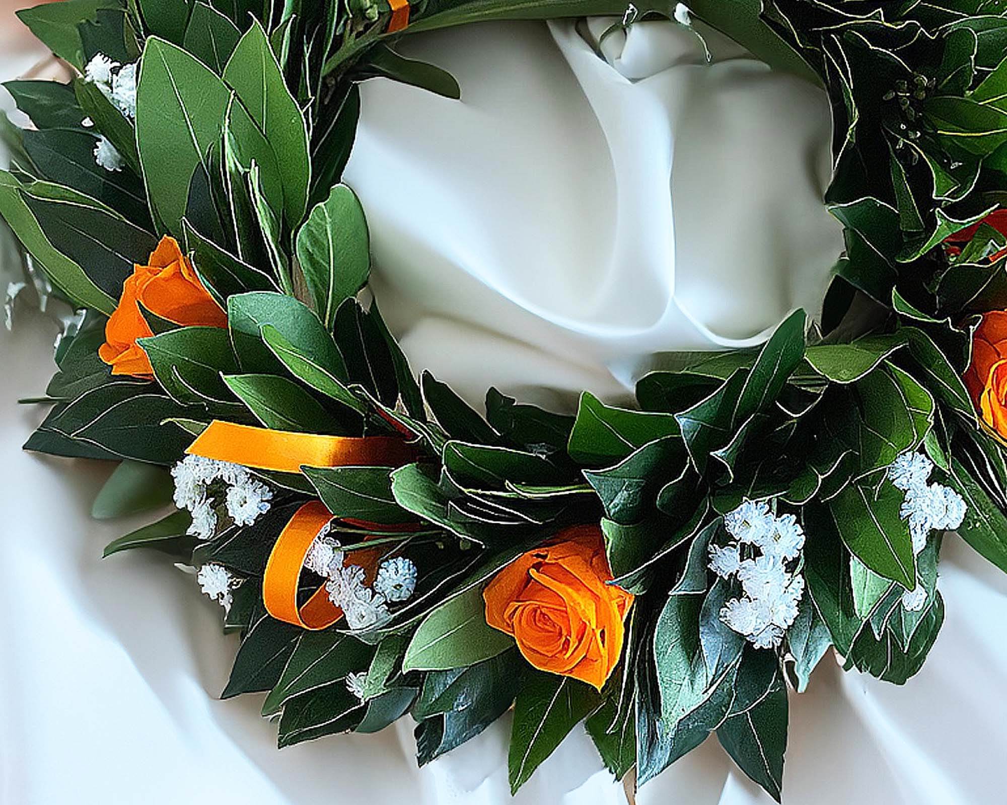 Corona di Alloro per Laurea con Roselline Arancioni, Diamantini e Gipsofila - immagine 2