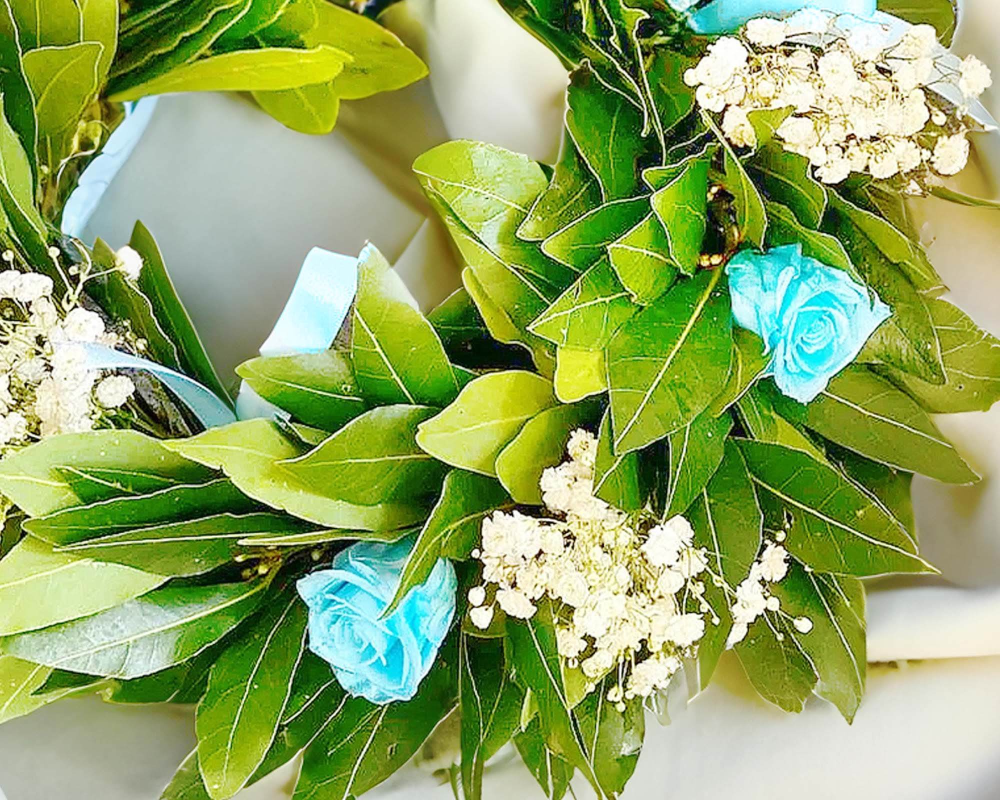 Corona di Alloro per Laurea con Roselline Azzurre e Gipsofila - immagine 2