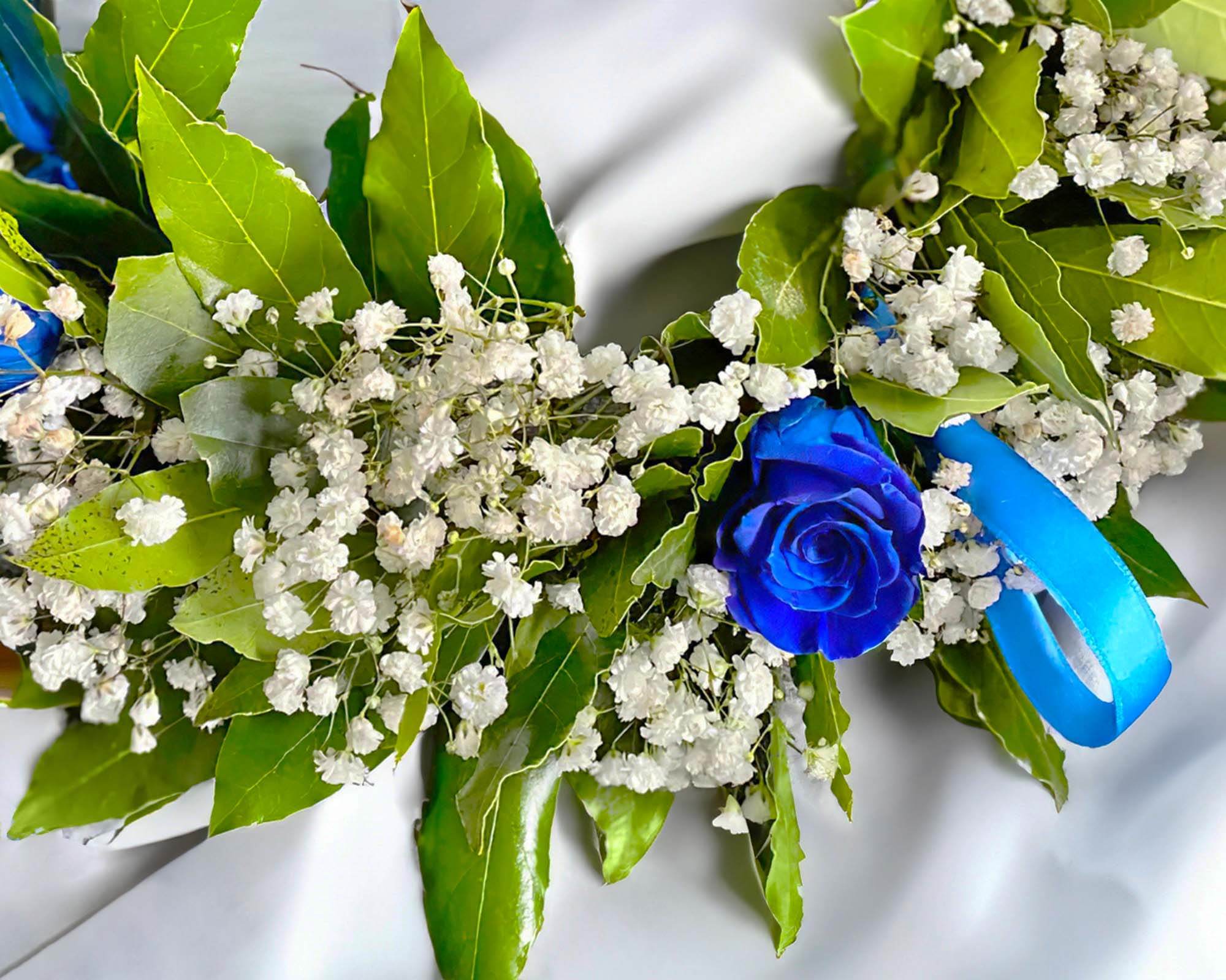 Corona di Alloro per Laurea con Roselline Blu e Gipsofila - FloralGarden