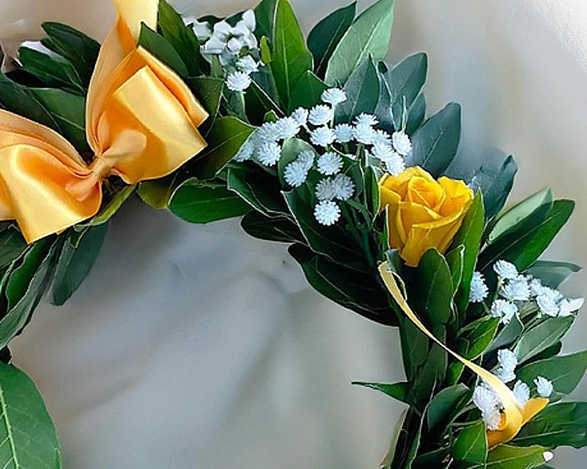 Corona di Alloro per Laurea con Roselline Giallo e Gipsofila - immagine 2