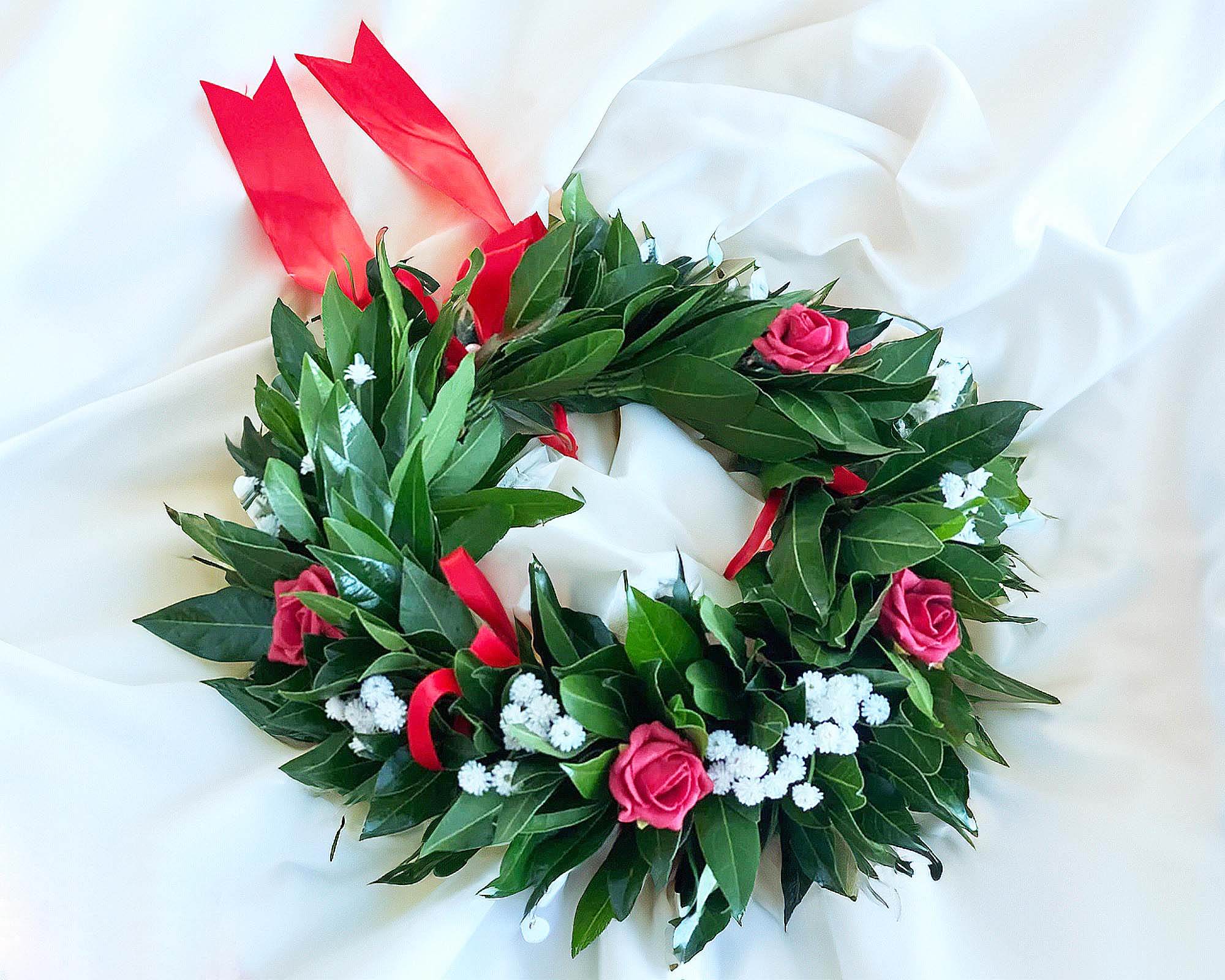 Corona di Alloro per Laurea con Roselline Rosse e Gipsofila