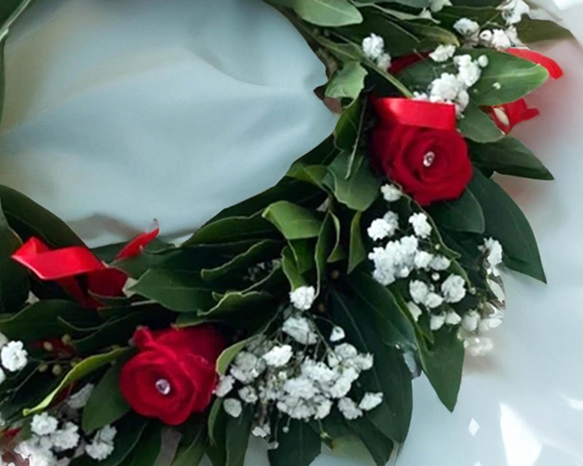 Corona di Alloro per Laurea con Roselline Rosse, Diamantini e Gipsofila - immagine 2