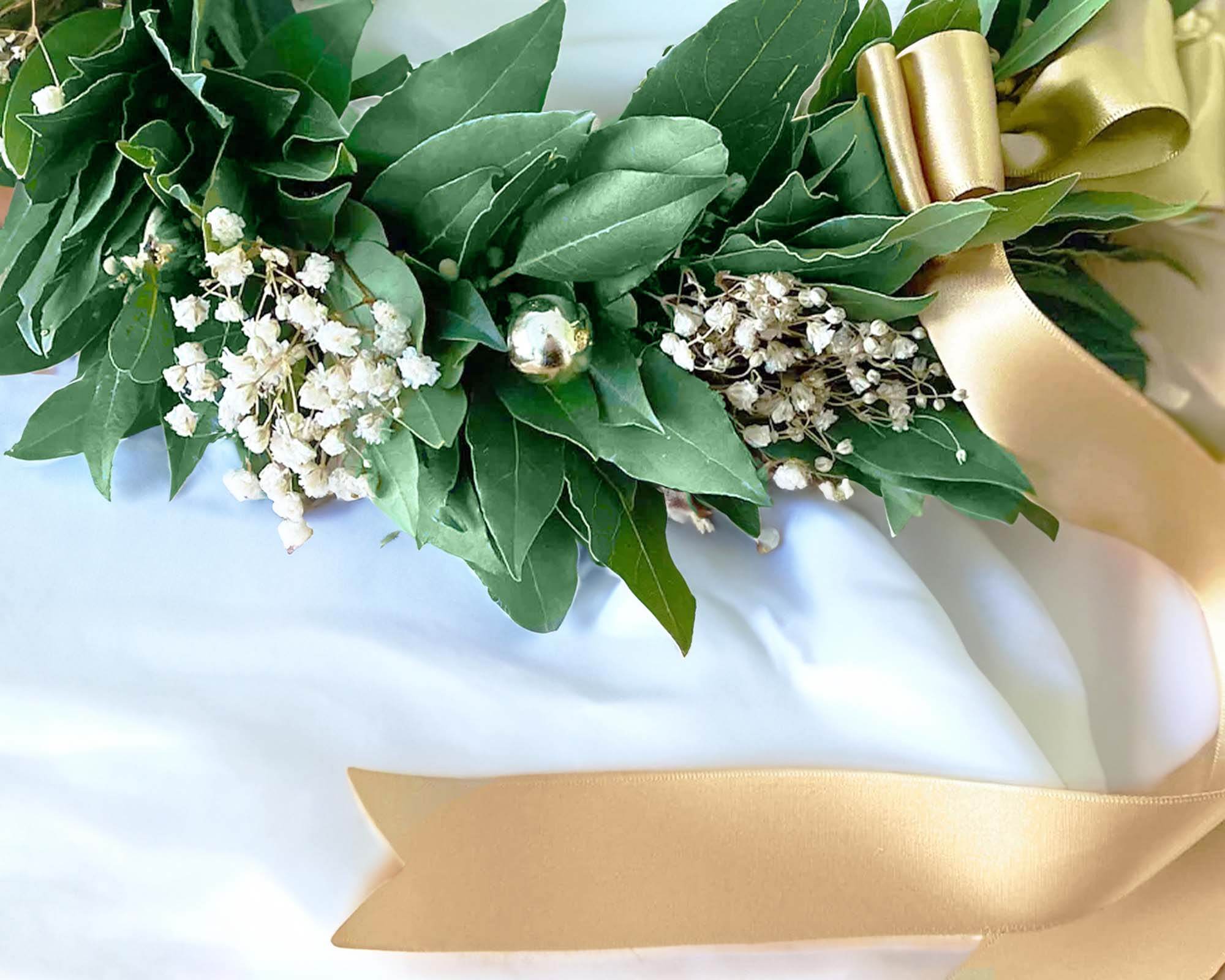 Corona di Alloro per Laurea con Bacche Dorate e Gipsofila - immagine 2