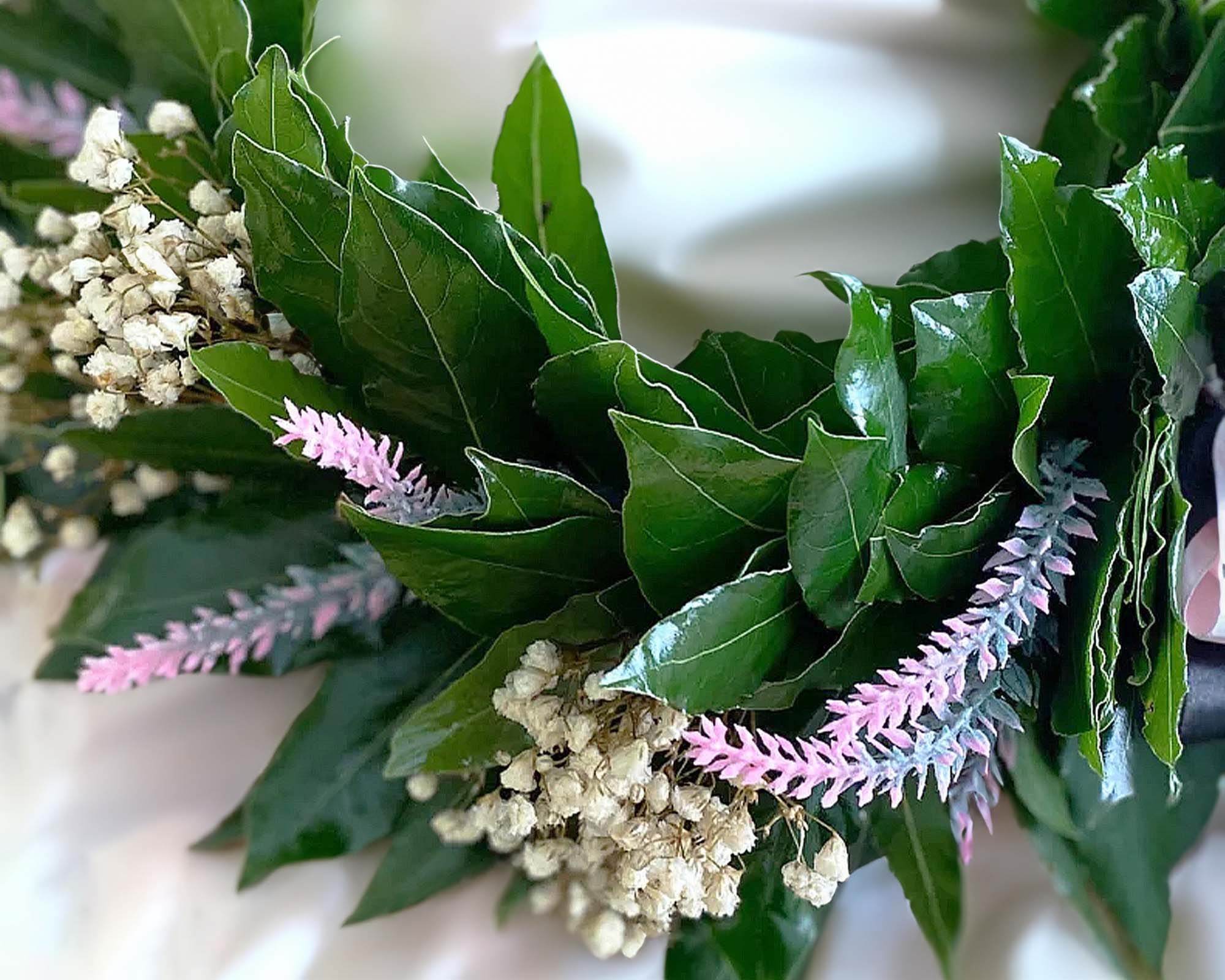 Corona di Alloro per Laurea con Erica e Gipsofila - immagine 2