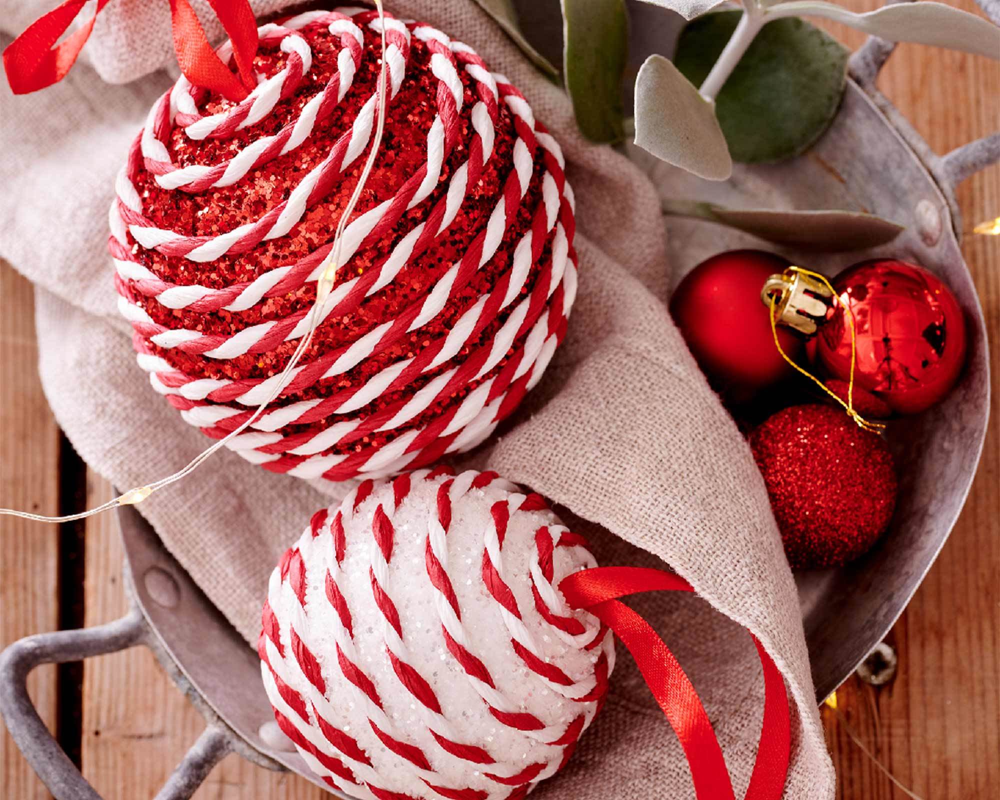 Decorazione Sfera Rosso e Bianco con Glitter Assortito D10CM in Schiuma - immagine 3