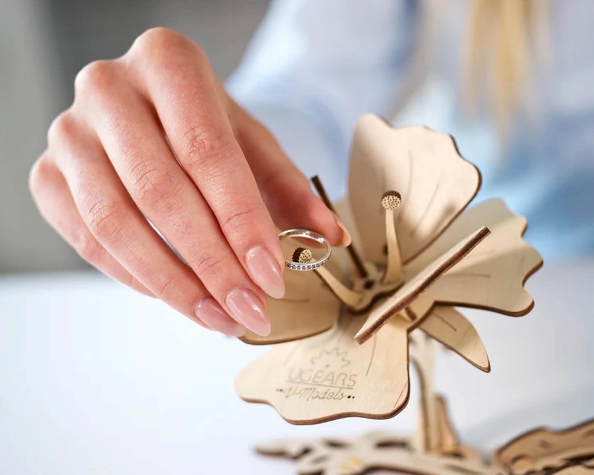 Modellino Farfalla in Legno - Ugears - immagine 4