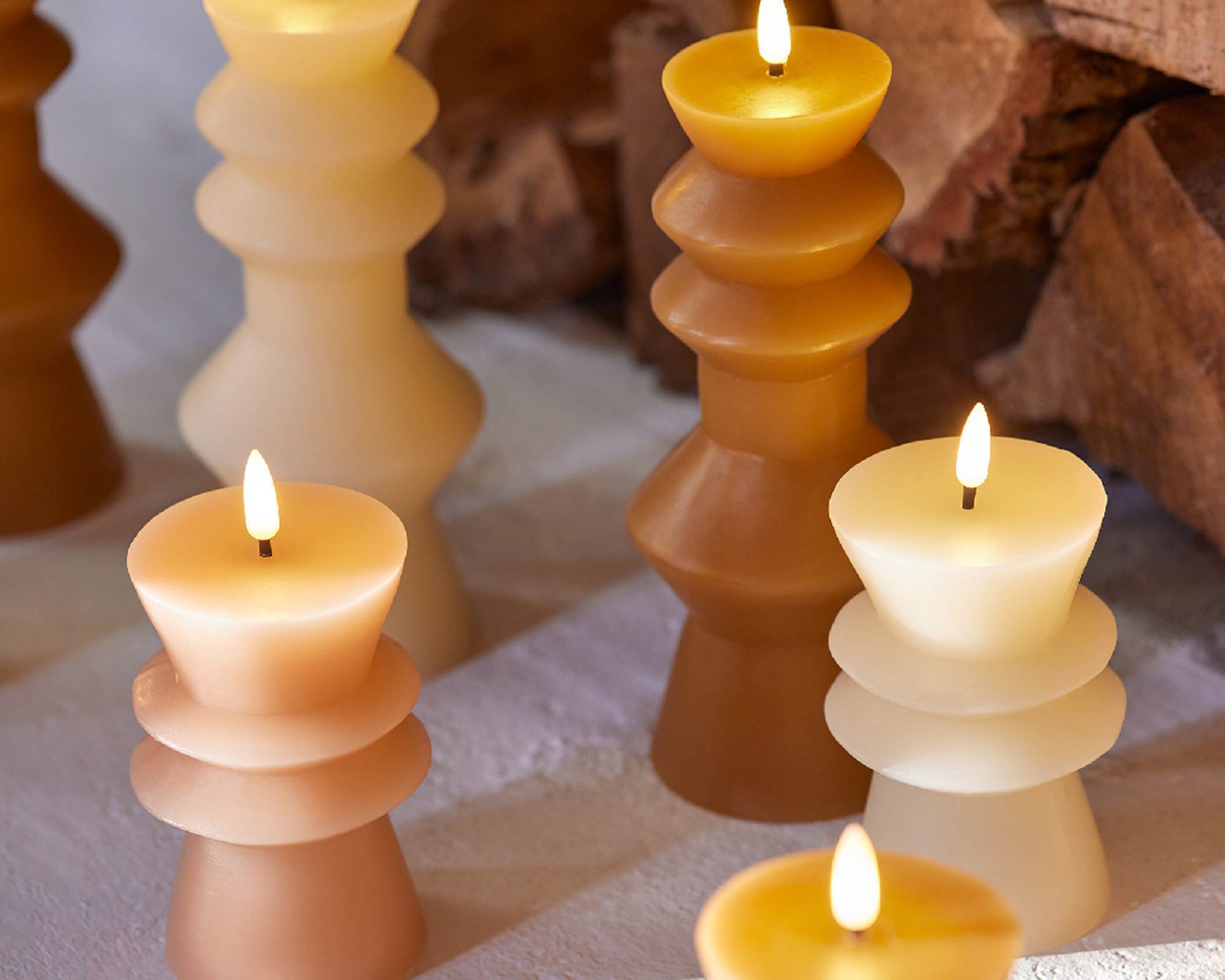 Candela con Stoppino Led Caldo Crema D7,7xh14,6cm in Cera - immagine 2