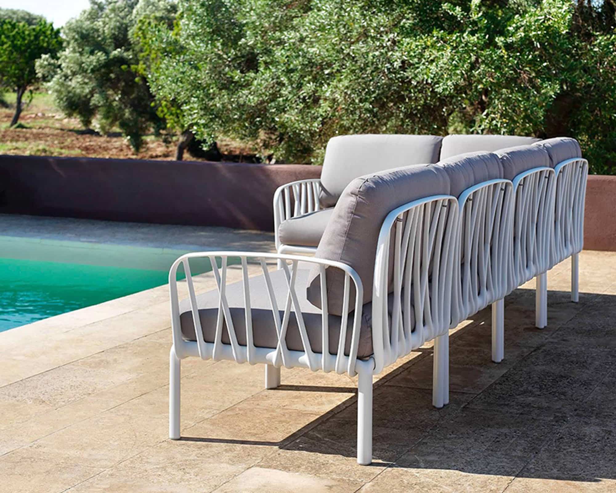 Set Salotto Divano Bianco Komodo 5 Sumbrella Ghiaccio 294x154x88cm in Resina e Polipropilene - Nardi - immagine 7