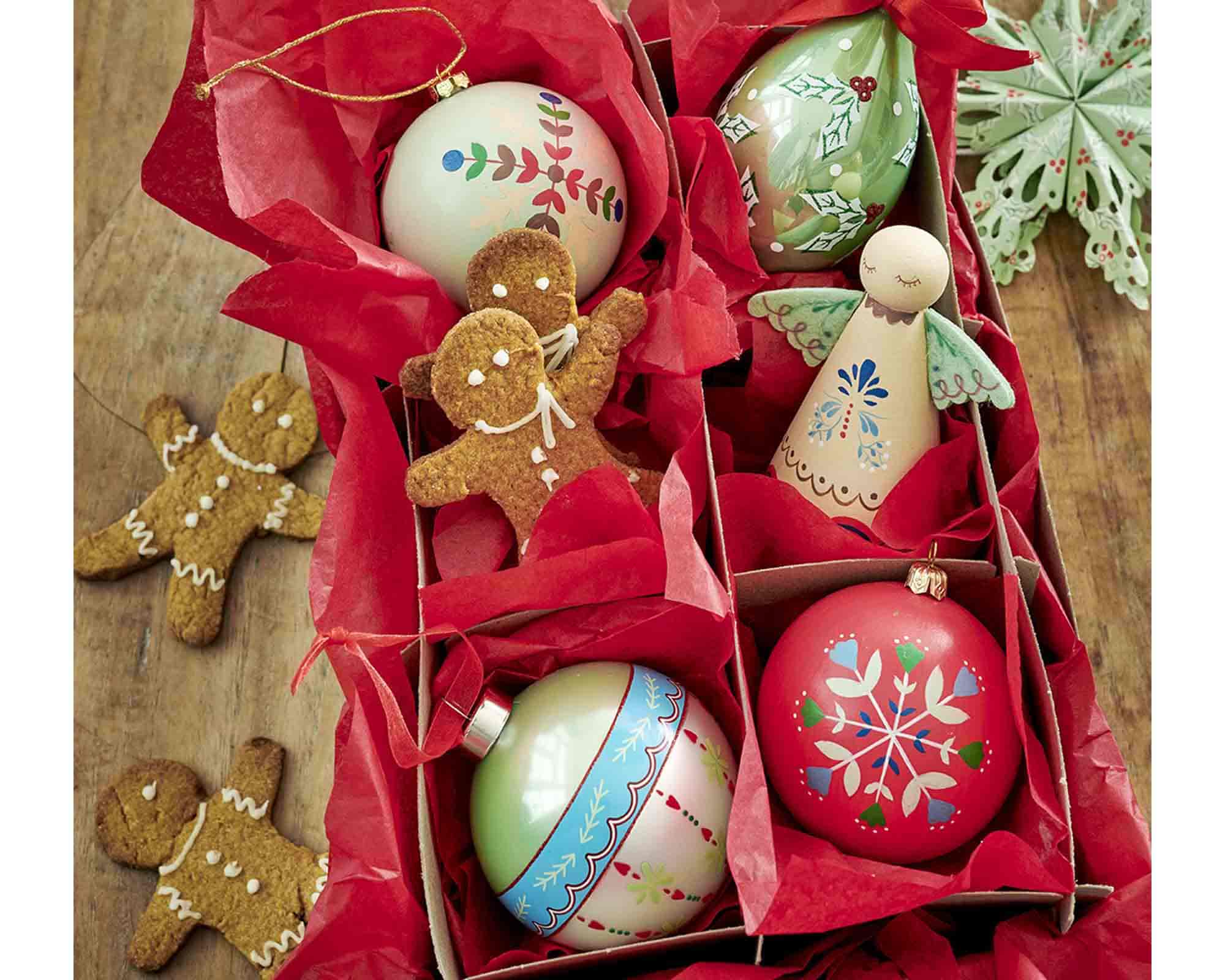 Sfera Verde Smaltata con Bacche Assortito D8cm in Vetro - immagine 3