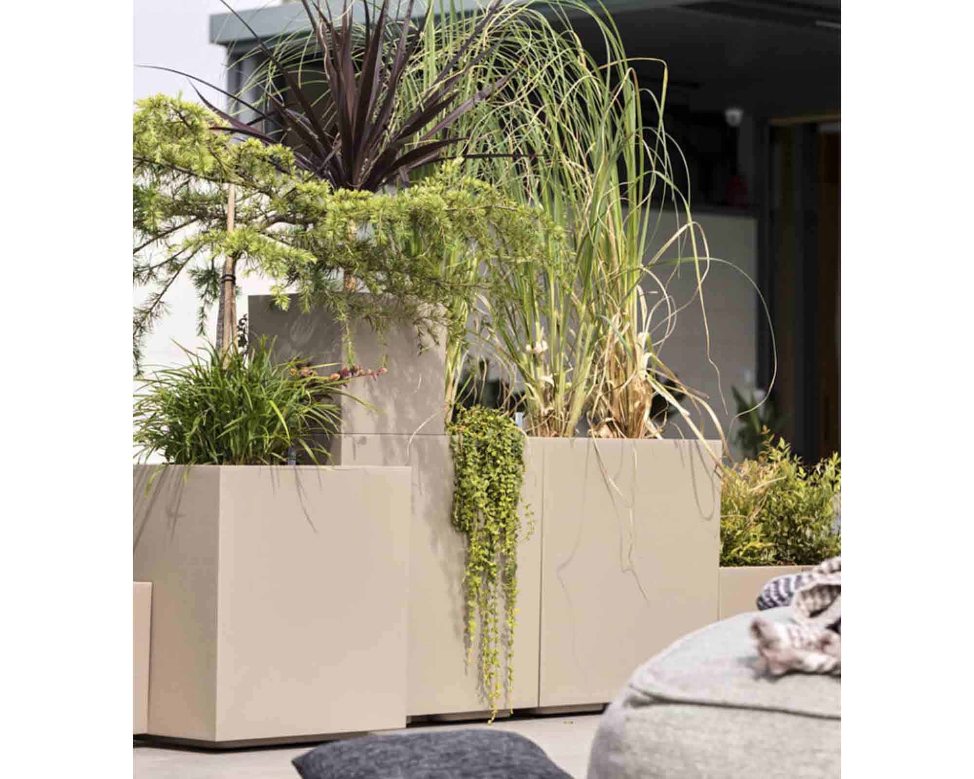 vaso Cubo Matheria Laguna 40cm in Plastica - Veca - immagine 7