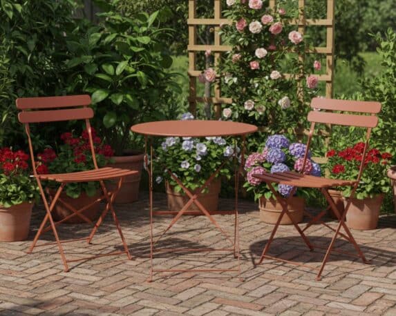 Set Bistrot Helsingborg da Esterno Tavolo + 2 Sedie Terra 60x60x71cm in Acciaio – Kaemingk