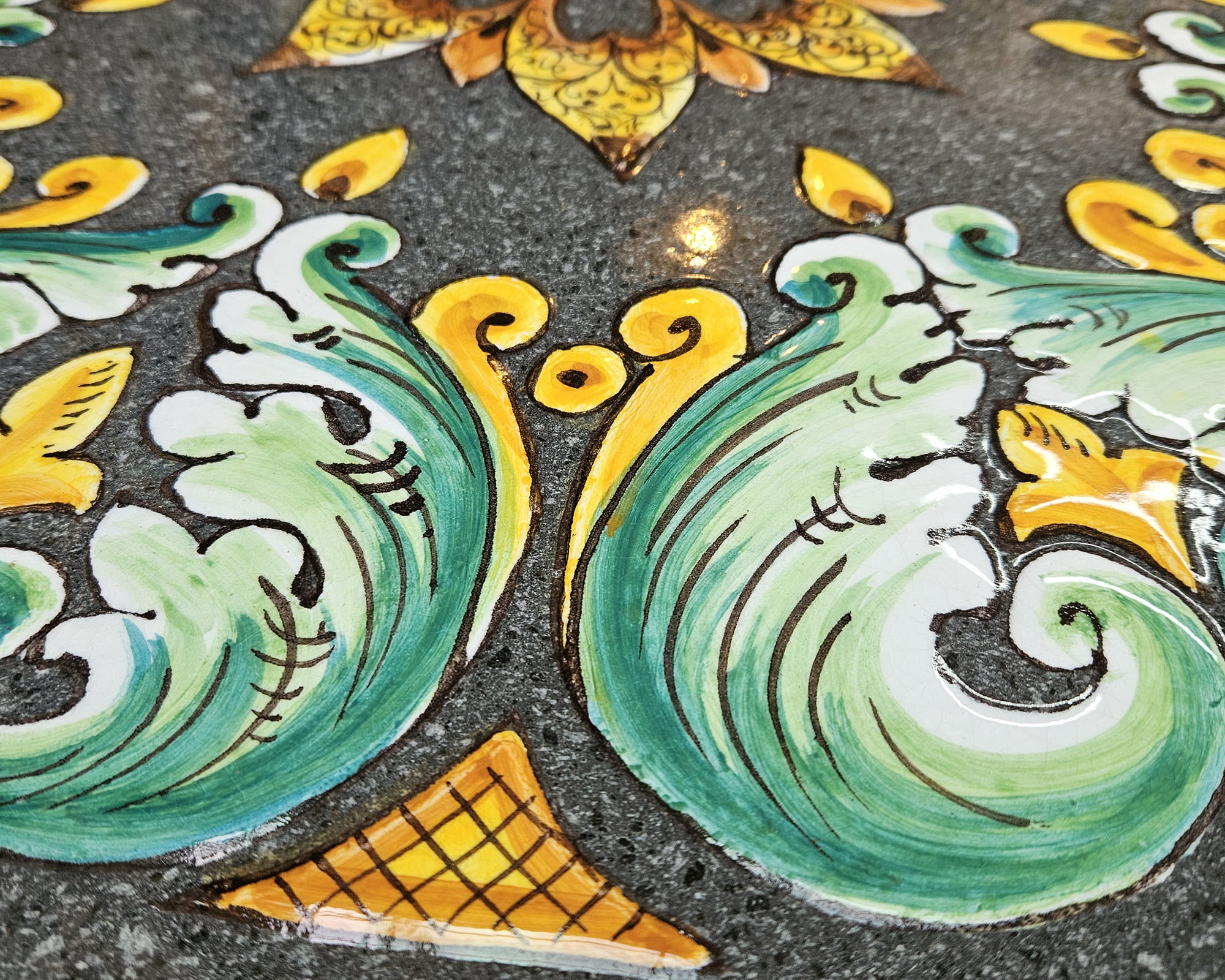 Tavolo Battuto Siciliano Ceramizzato Dipinto a Mano Assortito 60x60x75cm in Pietra Lavica e Ferro - immagine 2