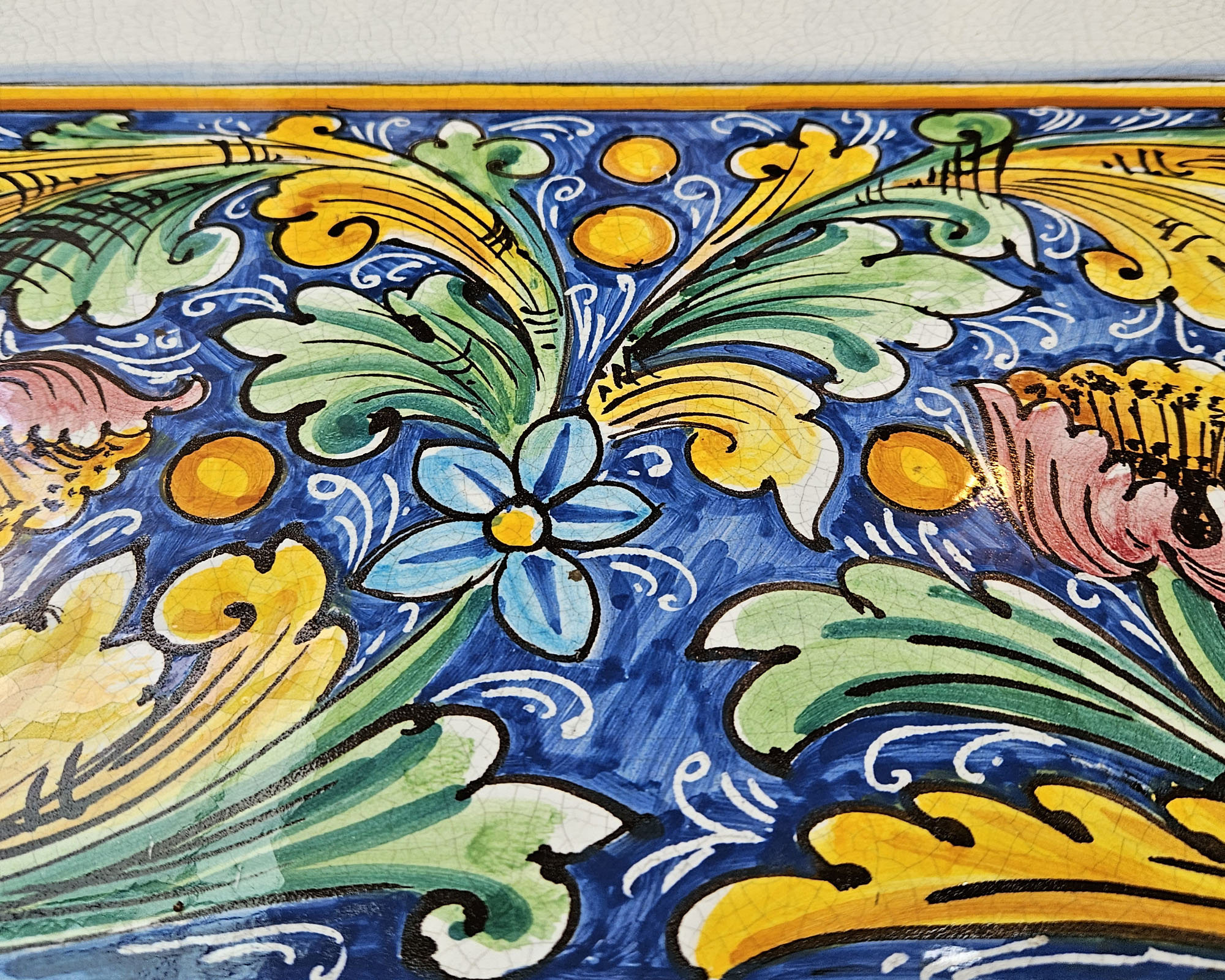 Tavolo Battuto Siciliano Ceramizzato Dipinto a Mano Assortito 180x90x75cm in Pietra Lavica e Ferro - immagine 3