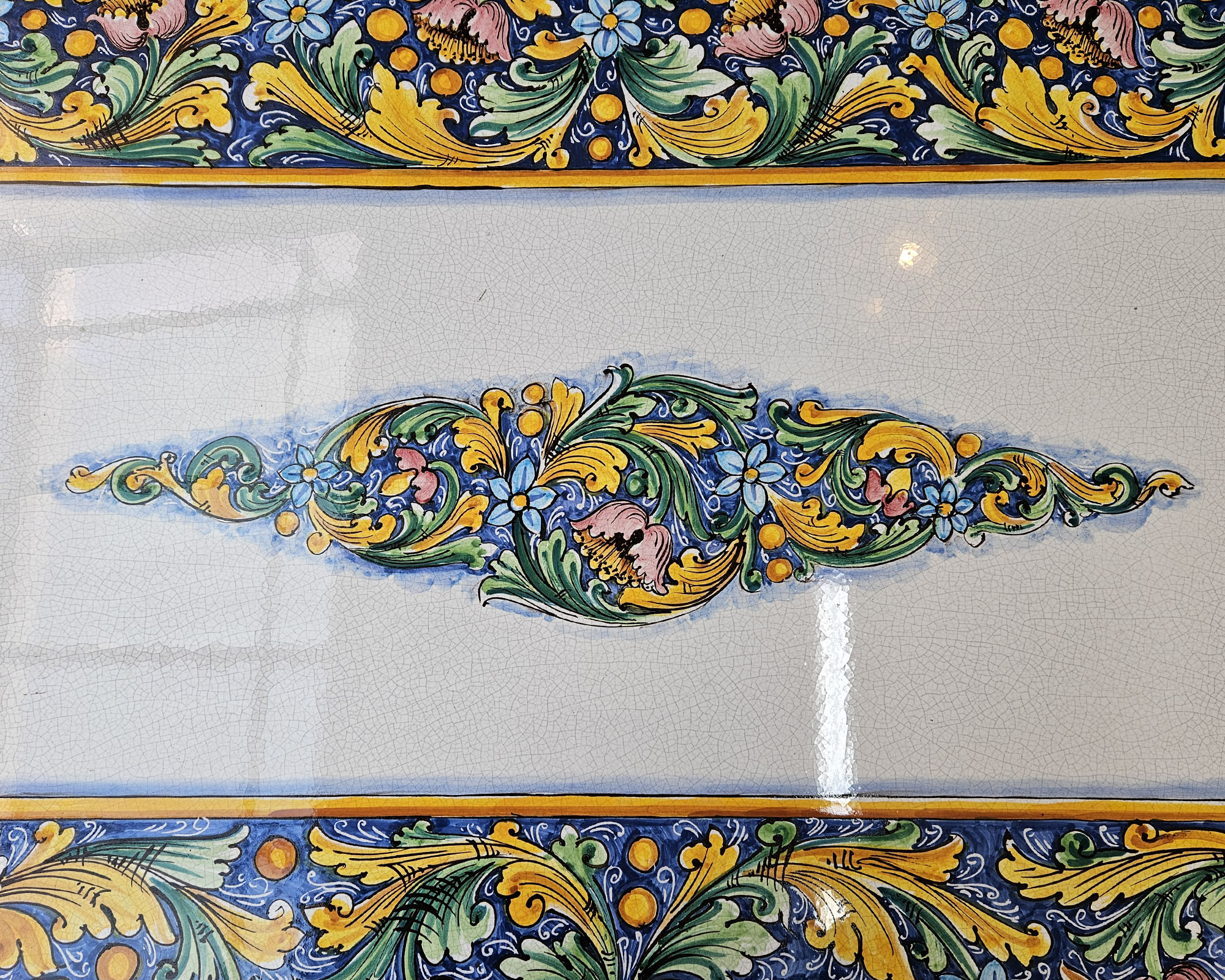 Tavolo Battuto Siciliano Ceramizzato Dipinto a Mano Assortito 180x90x75cm in Pietra Lavica e Ferro - immagine 2