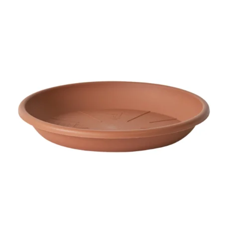 Sottovaso medea in plastica colore terracotta su sfondo bianco.
